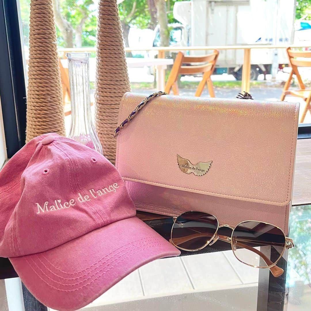 鈴木千夏さんのインスタグラム写真 - (鈴木千夏Instagram)「🆕bag👜💞💞💞  前も紹介した大好きな Malice de l'ange 👼🪶🌌  フルオーダーで ピンク系のマーブルの革で作っていただきました☺️🤍  合わせやすいし 大好きなピンクでまたまた超お気に入り❣️  店舗は銀座駅直結東急プラザB1と、 横須賀店✨🫶 オーダーは、横須賀店又は （ @malicedelange ）のDMにて🏝️  #マリスドランジュ #Malicedelange #bag #革ブランド #天使のいたずら #バック #パスケース #ポーチ #オリジナルバック #ハンドバック #トートバッグ #銀座東急プラザ #銀座 #ショッピング#pr #宮古島 #沖縄 #沖縄旅行 #宮古島旅行 #サングラス #夏 #夏ネイル #夏コーデ #夏休み」9月11日 22時01分 - chii.chinatsu