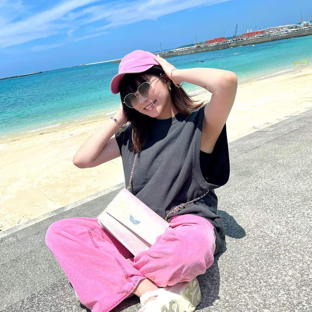 鈴木千夏さんのインスタグラム写真 - (鈴木千夏Instagram)「🆕bag👜💞💞💞  前も紹介した大好きな Malice de l'ange 👼🪶🌌  フルオーダーで ピンク系のマーブルの革で作っていただきました☺️🤍  合わせやすいし 大好きなピンクでまたまた超お気に入り❣️  店舗は銀座駅直結東急プラザB1と、 横須賀店✨🫶 オーダーは、横須賀店又は （ @malicedelange ）のDMにて🏝️  #マリスドランジュ #Malicedelange #bag #革ブランド #天使のいたずら #バック #パスケース #ポーチ #オリジナルバック #ハンドバック #トートバッグ #銀座東急プラザ #銀座 #ショッピング#pr #宮古島 #沖縄 #沖縄旅行 #宮古島旅行 #サングラス #夏 #夏ネイル #夏コーデ #夏休み」9月11日 22時01分 - chii.chinatsu