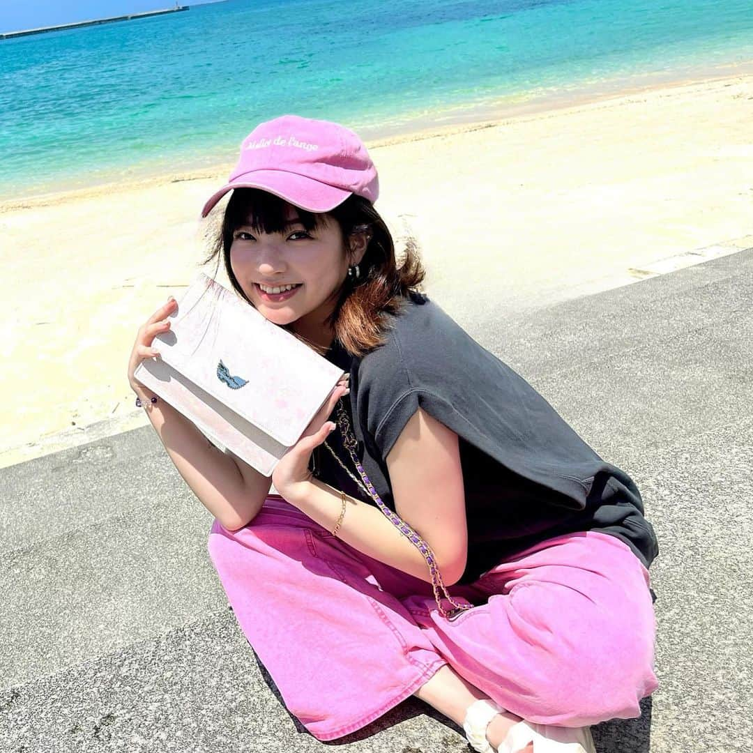 鈴木千夏さんのインスタグラム写真 - (鈴木千夏Instagram)「🆕bag👜💞💞💞  前も紹介した大好きな Malice de l'ange 👼🪶🌌  フルオーダーで ピンク系のマーブルの革で作っていただきました☺️🤍  合わせやすいし 大好きなピンクでまたまた超お気に入り❣️  店舗は銀座駅直結東急プラザB1と、 横須賀店✨🫶 オーダーは、横須賀店又は （ @malicedelange ）のDMにて🏝️  #マリスドランジュ #Malicedelange #bag #革ブランド #天使のいたずら #バック #パスケース #ポーチ #オリジナルバック #ハンドバック #トートバッグ #銀座東急プラザ #銀座 #ショッピング#pr #宮古島 #沖縄 #沖縄旅行 #宮古島旅行 #サングラス #夏 #夏ネイル #夏コーデ #夏休み」9月11日 22時01分 - chii.chinatsu