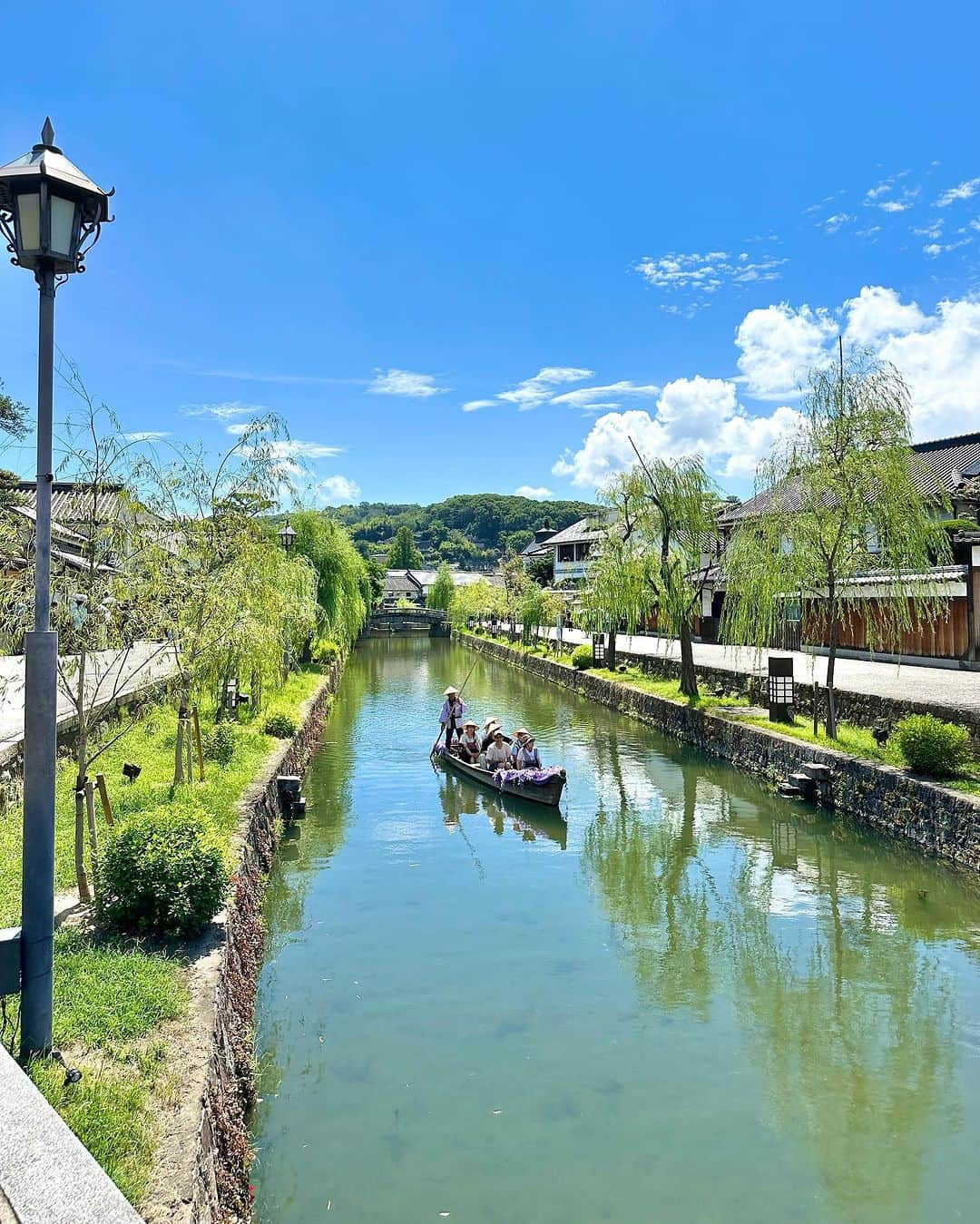 浅井麻里さんのインスタグラム写真 - (浅井麻里Instagram)「✨倉敷美観地区/岡山県✨ ⁡ この前投稿した、岡山県の倉敷美観地区の 夜さんぽ写真が好評で嬉しい💓📸 ⁡ ってことで、昼間の写真も♬😋 ⁡ TV CMとかにも使われてるくらい 美しい景観の倉敷美観地区は、 川を流れる舟や、古き良き日本の街並みやカフェとかが とっても素敵だった✨ ⁡ ⁡ 美観地区にあった可愛いスヌーピーのお店も 前に投稿してるから見てね❤︎🐶 ⁡ ⁡ #倉敷 #倉敷美観地区 #岡山県 #岡山 #岡山観光 #岡山旅行 #岡山旅 #日本の絶景 #日本の風景 #倉敷美観地区散策 #倉敷観光 #倉敷の美観地区 #倉敷旅行 #旅ライター #トラベルライター #art_of_japan_ #team_jp_ #japan_daytime_view #nipponpic #jp_mood #photo_jpn #special_spot_ #bestjapanpics #lovers_nippon #japan_bestpic_ #japan_great_view #japantravel」9月11日 22時01分 - mari_asai_625