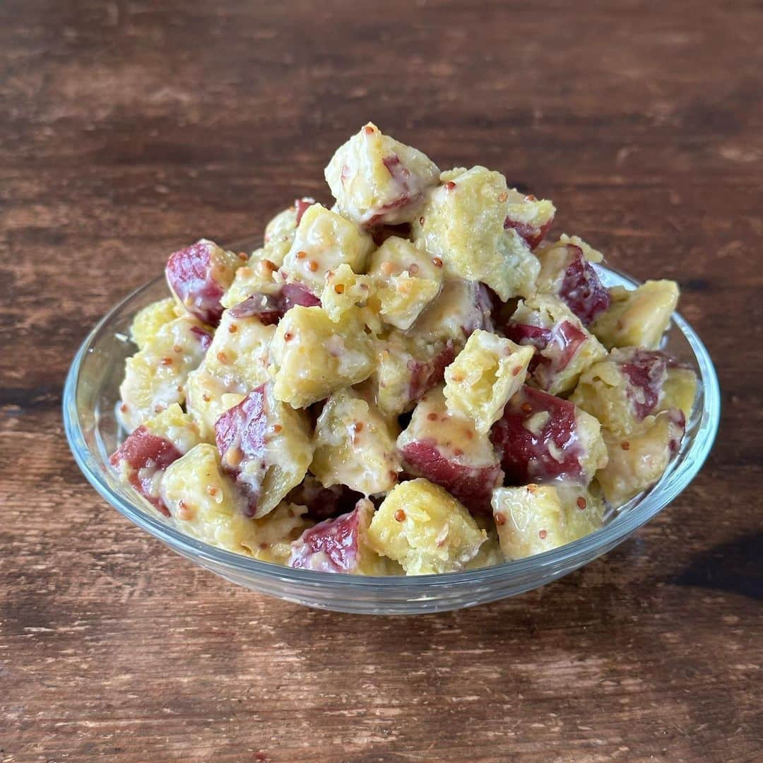 Tesshiのインスタグラム：「さつまいもサラダ ハニーマスタードマヨ和え Japanese sweet potato salad #yummy #homemade #healthy #salad #sweetpotato #honeymustard #おいしい #さつまいも #サラダ #スイートポテト #おやつ #おつまみ #ハニーマスタード #マカロニメイト #フーディーテーブル #手作り  さつまいも300g〜400g(蒸すか茹でるか電子レンジ)、マヨネーズ大1〜好きなだけ、マスタード大1/2、はちみつ小1、塩胡椒など 300g~400g Japanese sweet potatoes(steam or boil or microwave), 1~ tbsp mayonnaise, 1/2 tbsp mustard, 1 tsp honey, salt and pepper…」