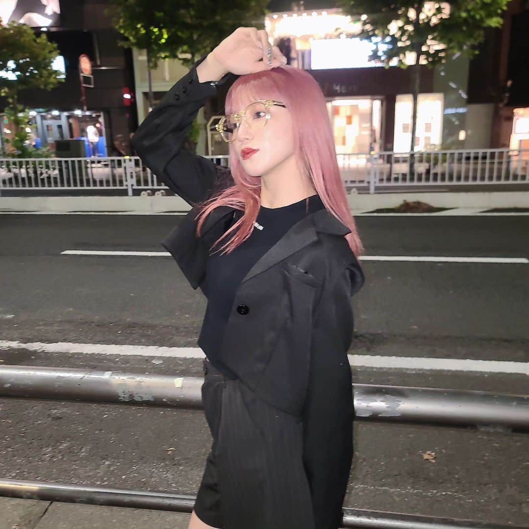 のインスタグラム：「🖤🖤🖤 . 髪の毛ピンクした🦩💕  念願うれしい びっくりした？？ . #mireinsta #星名美怜  #ピンクヘア #ハイトーンヘア」
