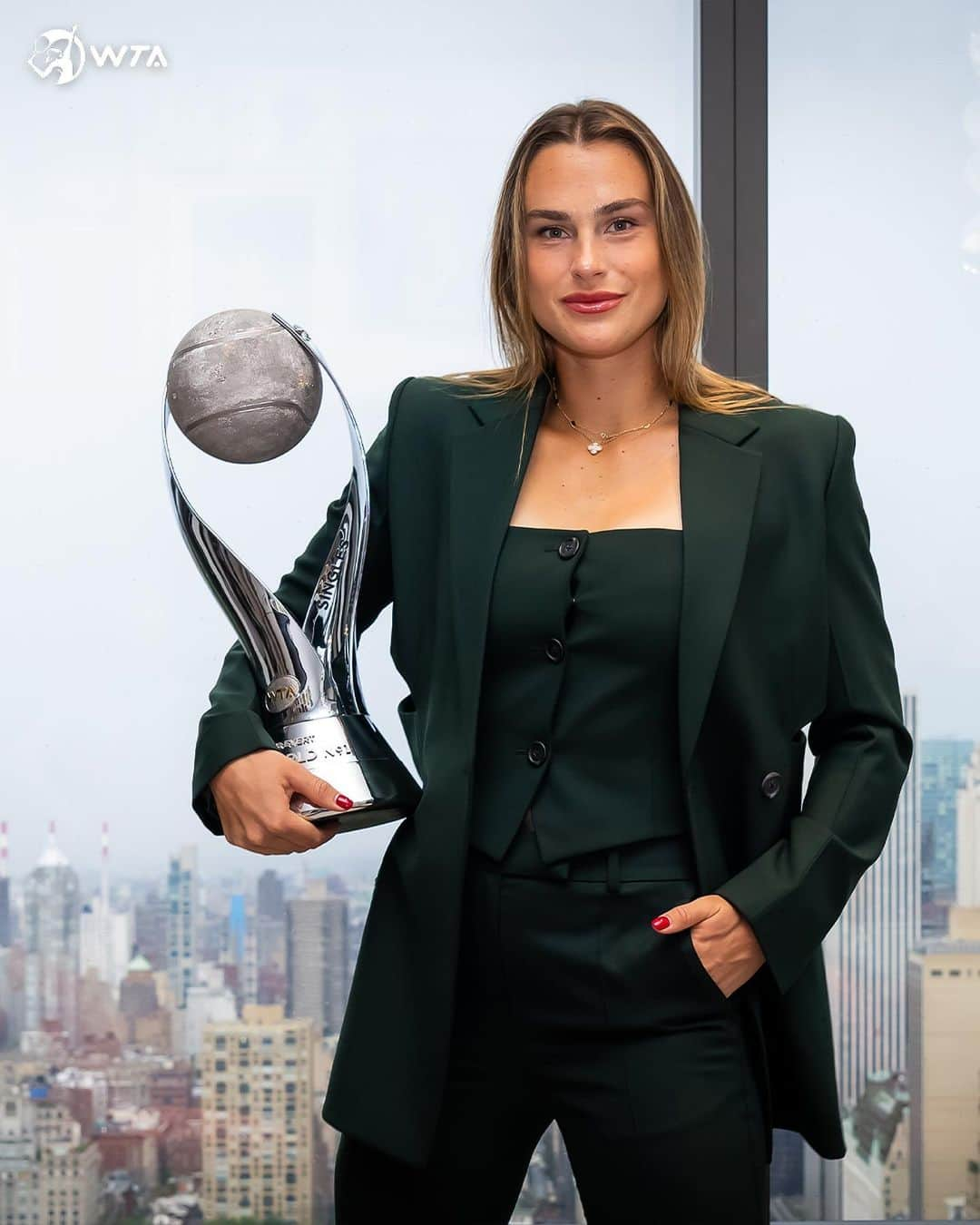 WTA（女子テニス協会）さんのインスタグラム写真 - (WTA（女子テニス協会）Instagram)「The 29th woman in history to lift the Chris Evert Trophy 🏆  @sabalenka_aryna begins her reign as WTA World No.1 in singles!」9月11日 22時01分 - wta