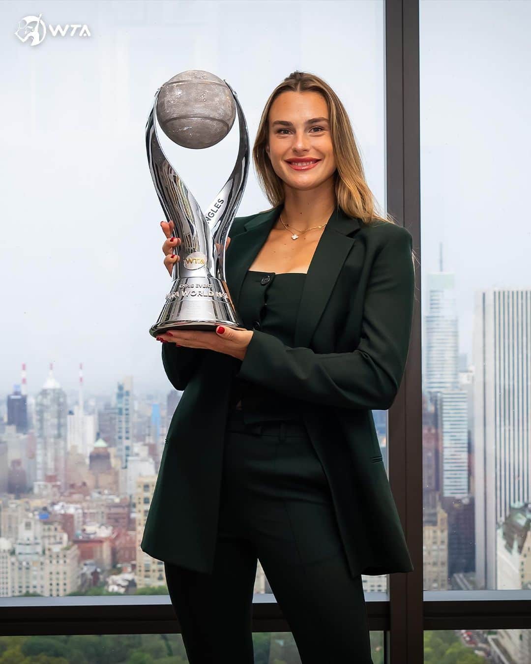 WTA（女子テニス協会）のインスタグラム：「The 29th woman in history to lift the Chris Evert Trophy 🏆  @sabalenka_aryna begins her reign as WTA World No.1 in singles!」