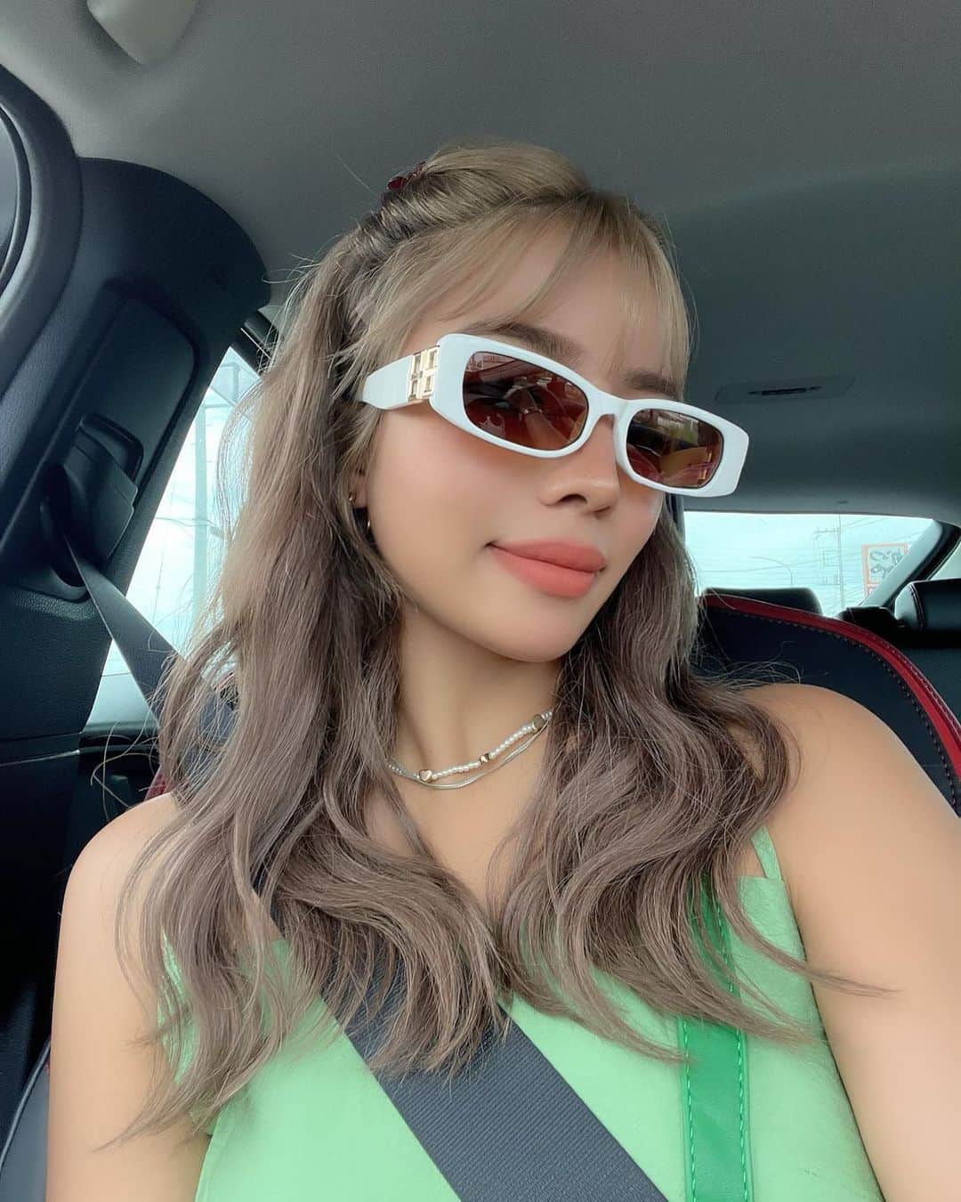 MAYUのインスタグラム：「𝐍𝐞𝐰..😎🤍🌿⠀ ⠀ ホワイトのサングラス持ってなくて ずっと欲しかったの！可愛くない？😍⠀ ⠀ @__milkyway.official の姉妹店⠀ @__mw.official でGETしたよ💋✨  #mwsunglasses #エムダブリュー」