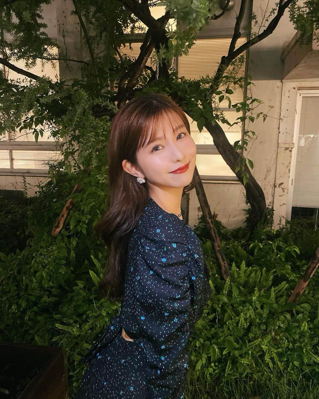 谷川愛梨のインスタグラム：「: 秋冬服が1番好きっ❤︎ お🆕のワンピース🎀 背中があいているのがポイントです☺️💡  毎日のメイクを時短したくて クマ取り行ってきました🐻‍❄️🌱  すっきり〜♪経過が楽しみです❤︎  担当🕊だいすけ先生(@tcb_dsuke) 🌈東京中央美容外科新宿西口院(@tcb_shinjukunishiguchi)  #東京 #新宿 #東京中央美容外科 #クマ取り #目の下のクマ取り #クマ治療」