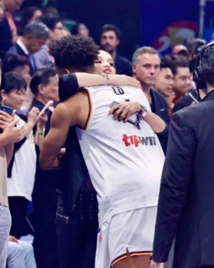 Cinta Lauraのインスタグラム：「Congratulations Germany! 🇩🇪 So proud to see you guys win the @fibawc! What a solid game!   Also, what a pleasant surprise it was to see my college friend, @maodolo!! Look at you making things happen! 🔥 #ColumbiaRepresent   Thank you FIBA Indonesia for making me your ambassador!  #winforall  📸: @bengurion.works」