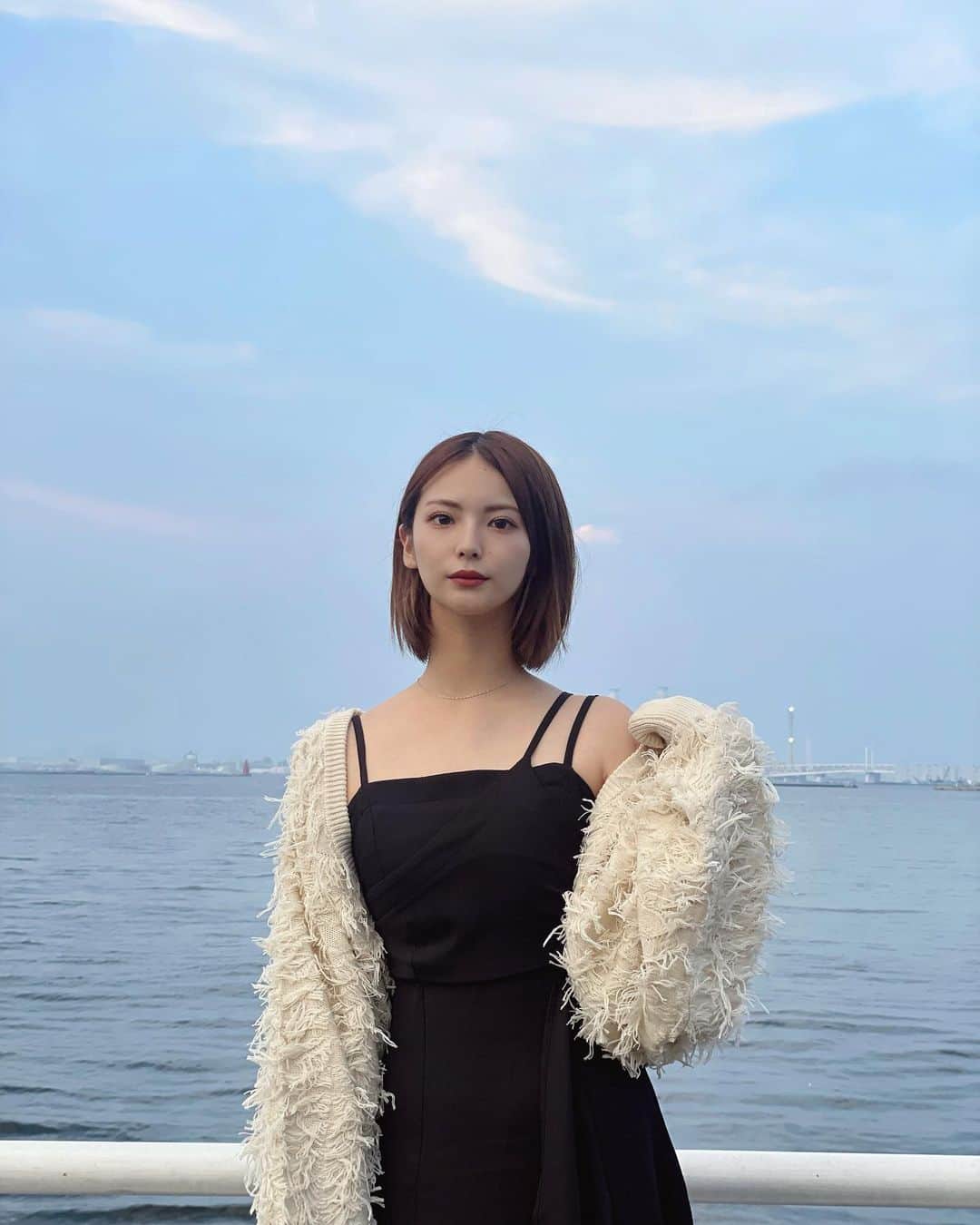木下ひなこのインスタグラム：「🩵🤍🖤  大人になってから 横浜に行く機会が増えて 行くたびに好きになってる、、🫶  @apres_soie の キャミワンピ×フリンジボレロを着て 海辺を散歩したよ🥰 キャミワンピの形がとっても綺麗だし ボリュームたっぷりの袖が可愛くてお気に入り🫶  @pi____0 ちゃんの作る洋服は どれも可愛くてほんと天才🥺!! 近々もう1着可愛いカーディガン載せます💕  #横浜#yokohama#秋服#ワンピ#ワンピース#秋ワンピ#秋コーデ#ボレロ#カーディガン#デートコーデ#pr」