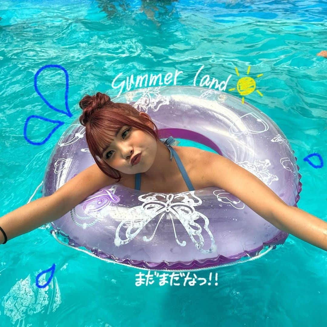 辻加純のインスタグラム：「だいすきなぎゃるず達とぷーる🏊💕  一生夏終わって欲しくないけど冬も来て欲しいそんな気持ちですずっと😂  まだまだ夏休みふぉと出てないのあるからお楽しみに〜🤭 夏休み楽しかったなぁ💭🩷 遊びと仕事を入れまくるっていう目標成功 #きゃすみる #きゃすみるクリモおめでとう #きゃすみるが専属になるまで #きゃすみる目指専属   #クリエイターモデル #モデル #女優 #専属 #jk #JK #jkブランド  #jk2 #ギャル#ぎゃる#gal #sjk#高校生 #Popteen    #海  #jkの素敵な思い出  #水着コーデ #水着女子 #サマーランド    #ビキニ #BLEA #盛り髪  #海外ガール #japanesegirl  #jkの素敵な思い出   #spiralgirl」