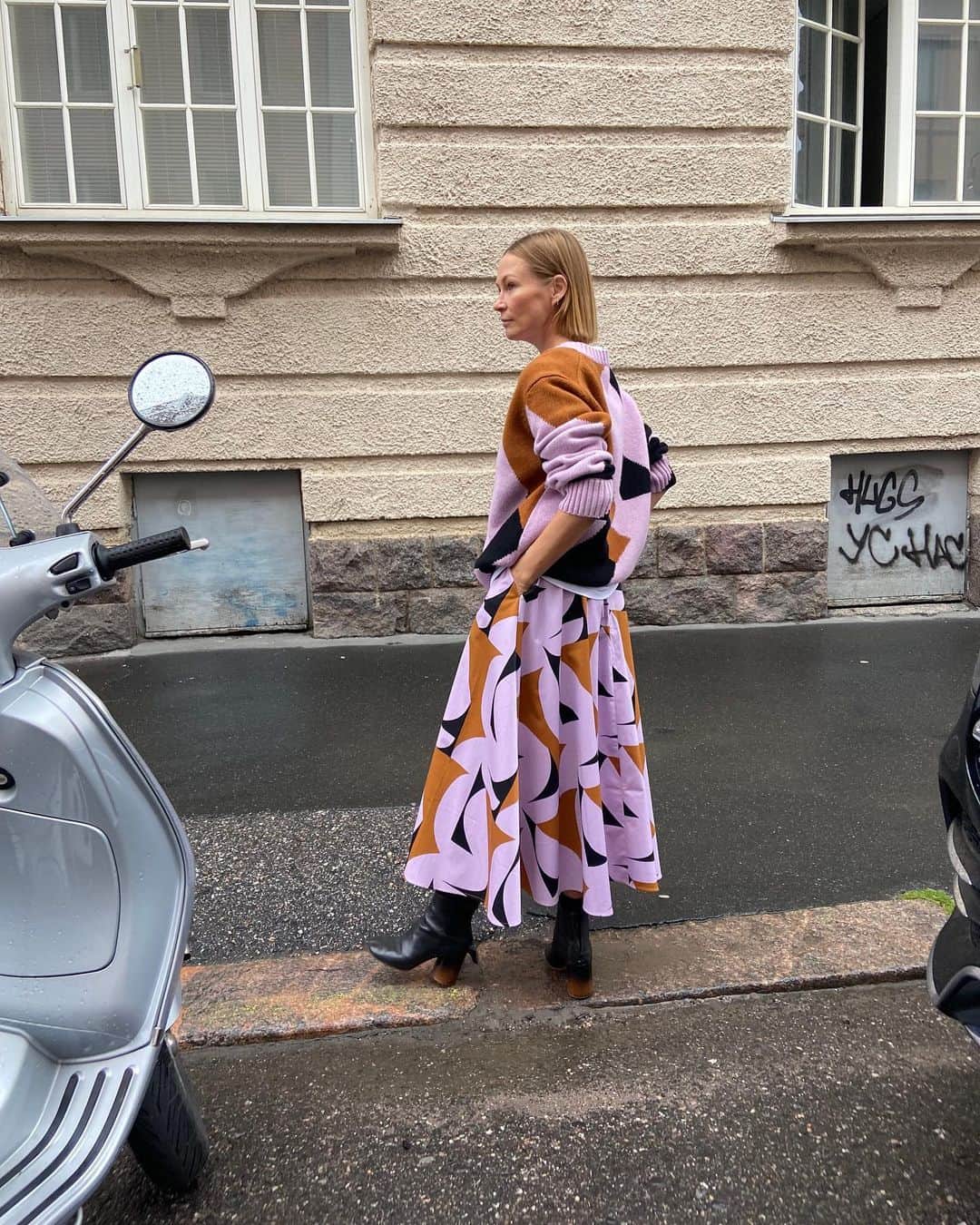 マリメッコのインスタグラム：「Contrast textures, balance garment proportions, and clash prints for an evocative ensemble. Marimekko Fall/Winter '23, styled by @annakomonen 💘  Shop the season's hits at marimekko.com. #marimekko #FW23」