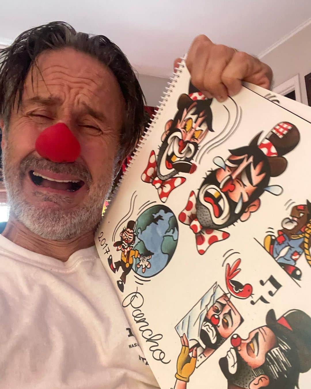 のインスタグラム：「I’m so happy with my new @panchos_placas art book I could cry. Thanks pal you’re a real Bozo! #art #clowns #bozotheclown @realbozotheclown」