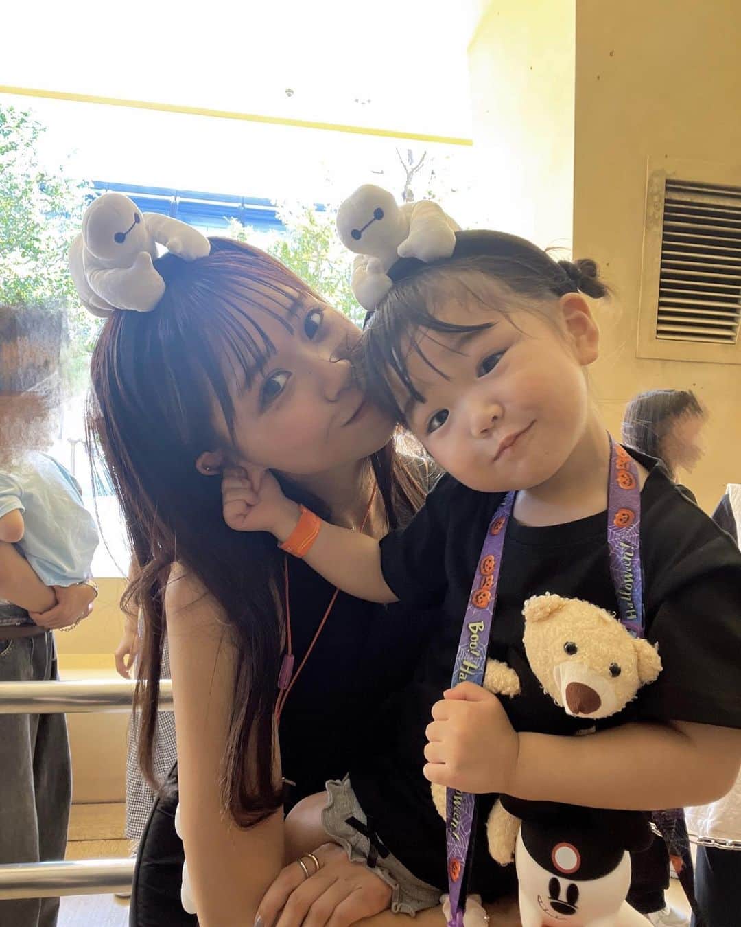 はやめいのインスタグラム：「. 最近娘は眠たくなると ｢めいちゃん、おみみ触っても いい 〜 ？ 👶🏻｣  (ママと呼ぶ時とめいちゃんと 呼ぶ時があります ) といい耳たぶをぷにぷに してきます 🫶🏻 🤭  ️ ふたりともかわいい〜 と言いながら撮ってくれるので 娘っちもこの表情です 👧🏻 笑   #こども #こどものいる生活 #シングルマザー#シンママ#シンママライフ #こどものいる暮らし#キッズ #ママスタグラム#２歳7ヶ月 #むすめふく#プチプラコーデ#mamagirl #ママファッション#ママコーデ #親子服#親子コーデ#キッズコーデ #ディズニー#ディズニーコーデ #子連れディズニー#ディズニーランド #TDL」