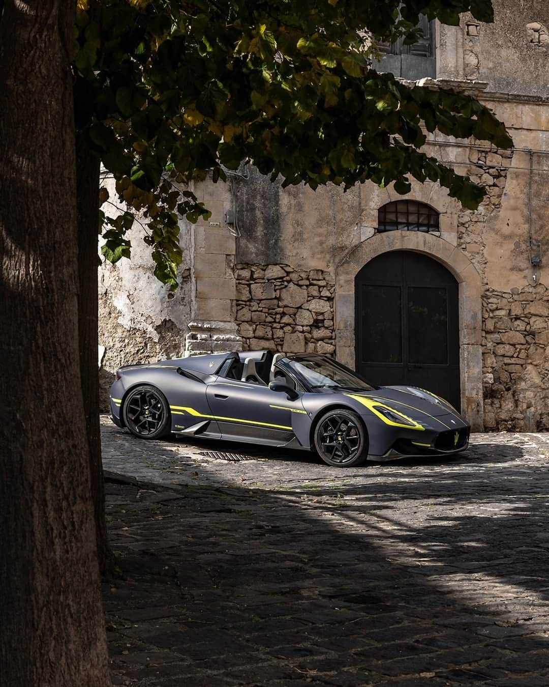 マセラティのインスタグラム：「Indulge in the sight of this custom @maserati_fuoriserie MC20 Cielo basking in the Sicilian sun.⁣ How would you customize the MC20 Cielo? Tell us below ⬇️⁣ #Maserati #MaseratiMC20Cielo」