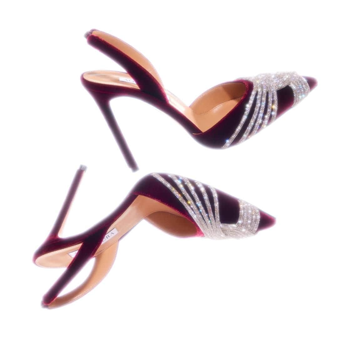 Aquazzuraのインスタグラム：「Effortlessly divine. Introducing the Gatsby Sling, our stylish modern-day interpretation of the roaring ‘20s made from velvet with crystal embellishments. Explore more at aquazzura.com   #AQUAZZURA  #AQUAZZURAPumps」