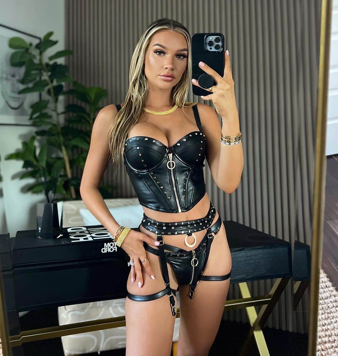 Alexa Collinsのインスタグラム：「wet hair don’t care @diamondsbyraymondlee ad」