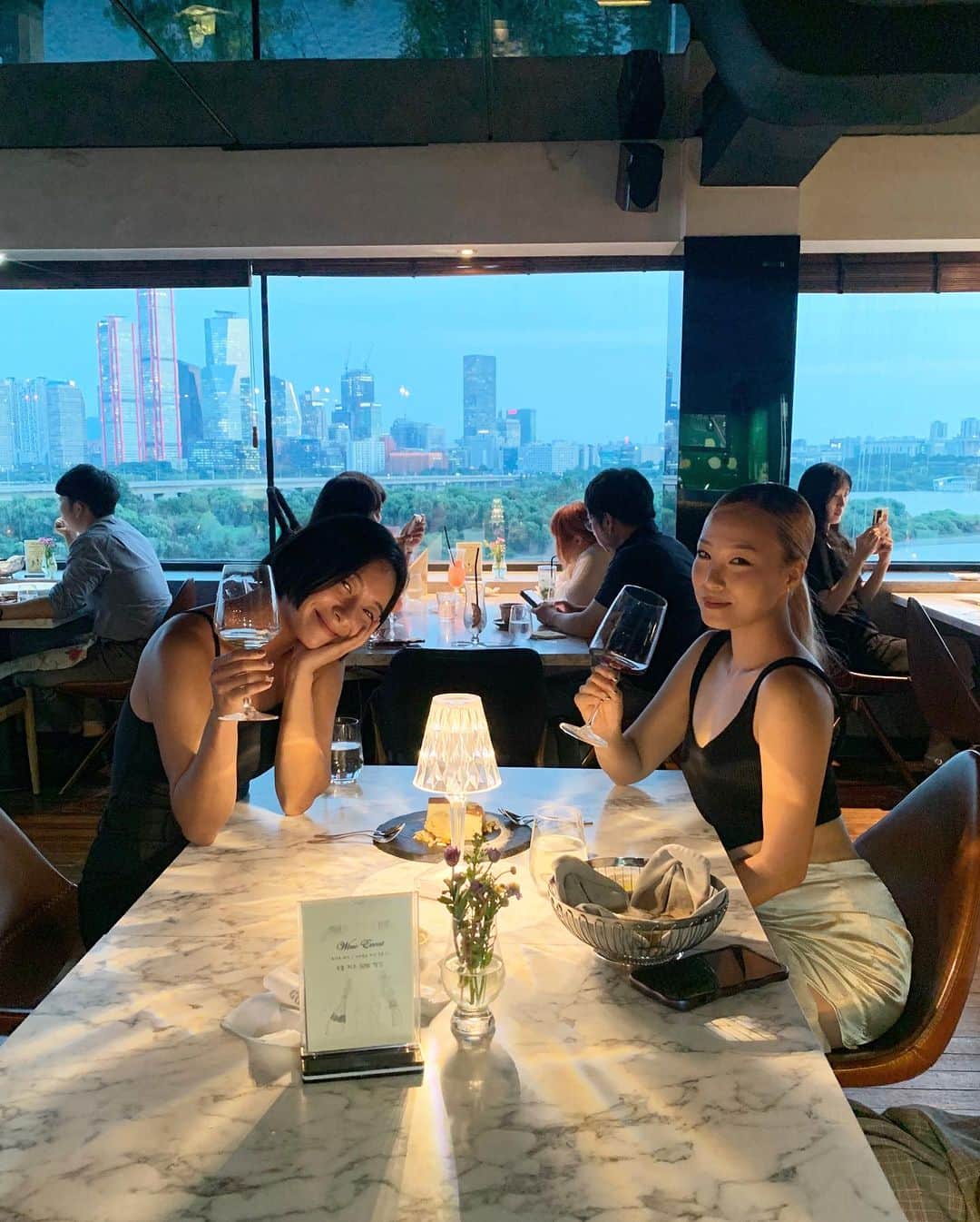のインスタグラム：「중학교 시절 혜랑샘 수업에서 만나 함께 꿈에 대한 이야길 나누며 연습했던게 엊그제 같은데 언니는 지금까지 춤을 향한 꿈과 열정으로 성실히 자신의 길을 걸어가며 우리나라를 빛내는 최고의 실력파 멋진 댄서가 되어있었다. 몇달 전 세상에 공개 된 언니의 책을 읽고 뜨거워진 가슴을 움켜쥐며, 나의 길을 꾸준히 가야 겠다고 다짐하고 또 다짐했고 위로받았다.   언니 우리가 나누었던 대화 그리고 나에게 해준 모든 말들이 다 값지고 힘이 되었어..진심으로 존경해요 언니의 모든 꿈을 항상 응원할게💓💓 @dancerdassy #내꿈을디자인하다  #작가이인영 #Dancerdassylee」