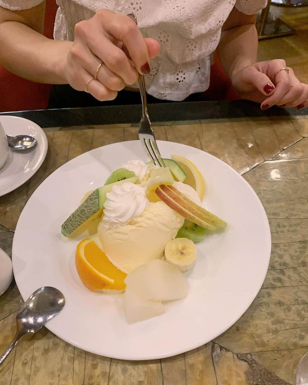 小谷実由のインスタグラム：「皿盛りサンデー🍨🍈🍊🥝 #喫茶部」