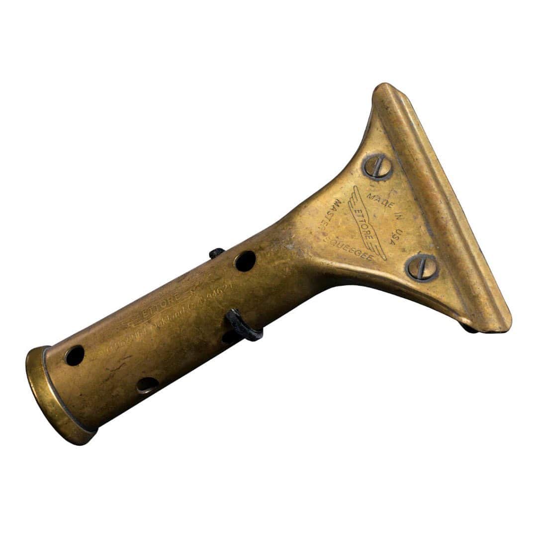 スミソニアン博物館のインスタグラム：「This squeegee handle saved the lives of six elevator passengers descending the North Tower of the World Trade Center on the morning of September 11, 2001, when a hijacked commercial airliner crashed into the building.  Jan Demczur was a window washer who happened to have a bucket full of tools with him. When the smoke-filled elevator made an emergency stop and the doors opened in between floors, the passengers were boxed in by thick drywall. After a failed attempt cutting through the wall with a pocketknife, one of the passengers grabbed Demczur’s Squeegee tool, cutting through what would end up being three drywall layers and a tile wall.  All six people survived, exiting the building just before it fell.   This squeegee handle is in the collection of our @amhistorymuseum.」