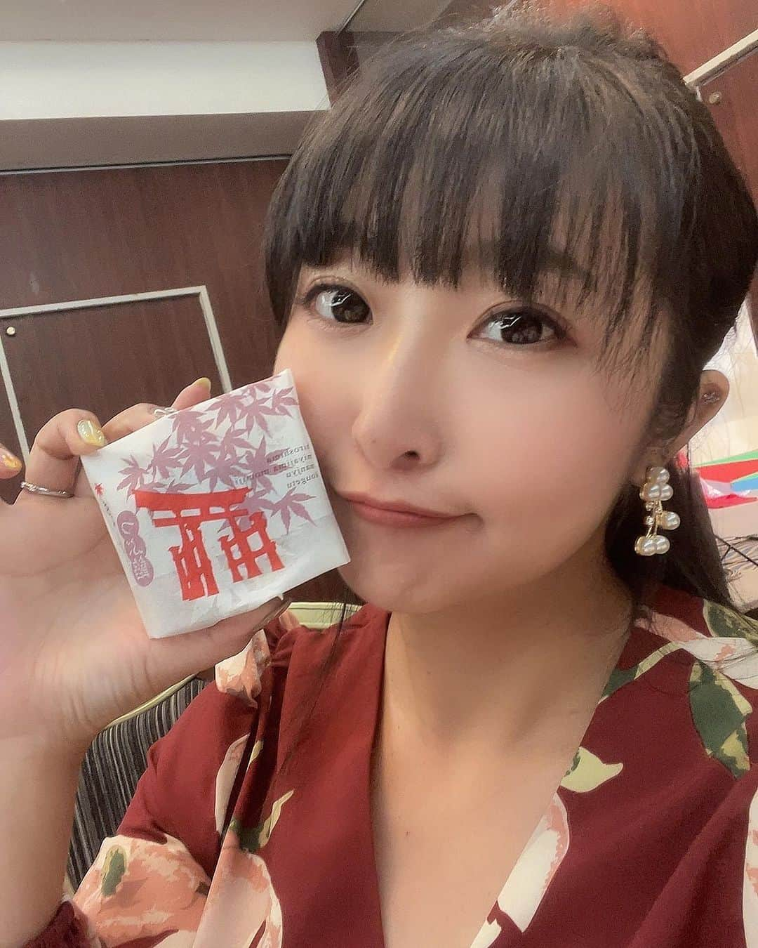 金城真央のインスタグラム：「今日はプレミアム歌謡ショー収録日でした😋 毎月有難くお仕事させて頂いております🙇‍♀️ 8月はバタバタしていて走り去って行った… 1ヶ月が早過ぎる💦 帰って来て5ワンのお散歩🐕 今から私タイム🕙  #金城真央 #女優 #タレント #モデル  #ナレーター #MC #司会 #演歌 #プレミアム歌謡ショー #アラフォー女子 #犬好き #猫好き #犬のいる暮らし  #犬バカ部 #愛犬 #いぬ部 #親バカ飼い主 #多頭飼い #ボーダーコリー #ボーダーコリーのいる生活 #ボーダーコリーブラックホワイト #ボーダーコリーブルーマール」