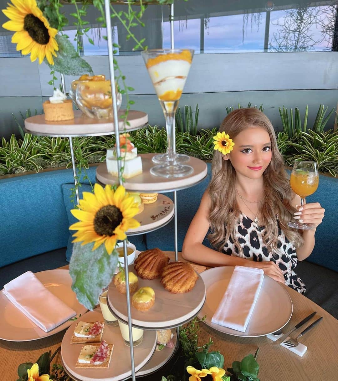 あやかのインスタグラム：「🌻アフターヌーン🤍  可愛かった🥹💫  ありさちゃん Happy Birthday🎂 . . #afternoontea#sunflower#lunch #view#shein#summer #アフターヌーンティー#サプライズ #誕生日#ひまわり#ランチ#sheinコーデ#ぎゃる#ぎゃるしか勝たん」