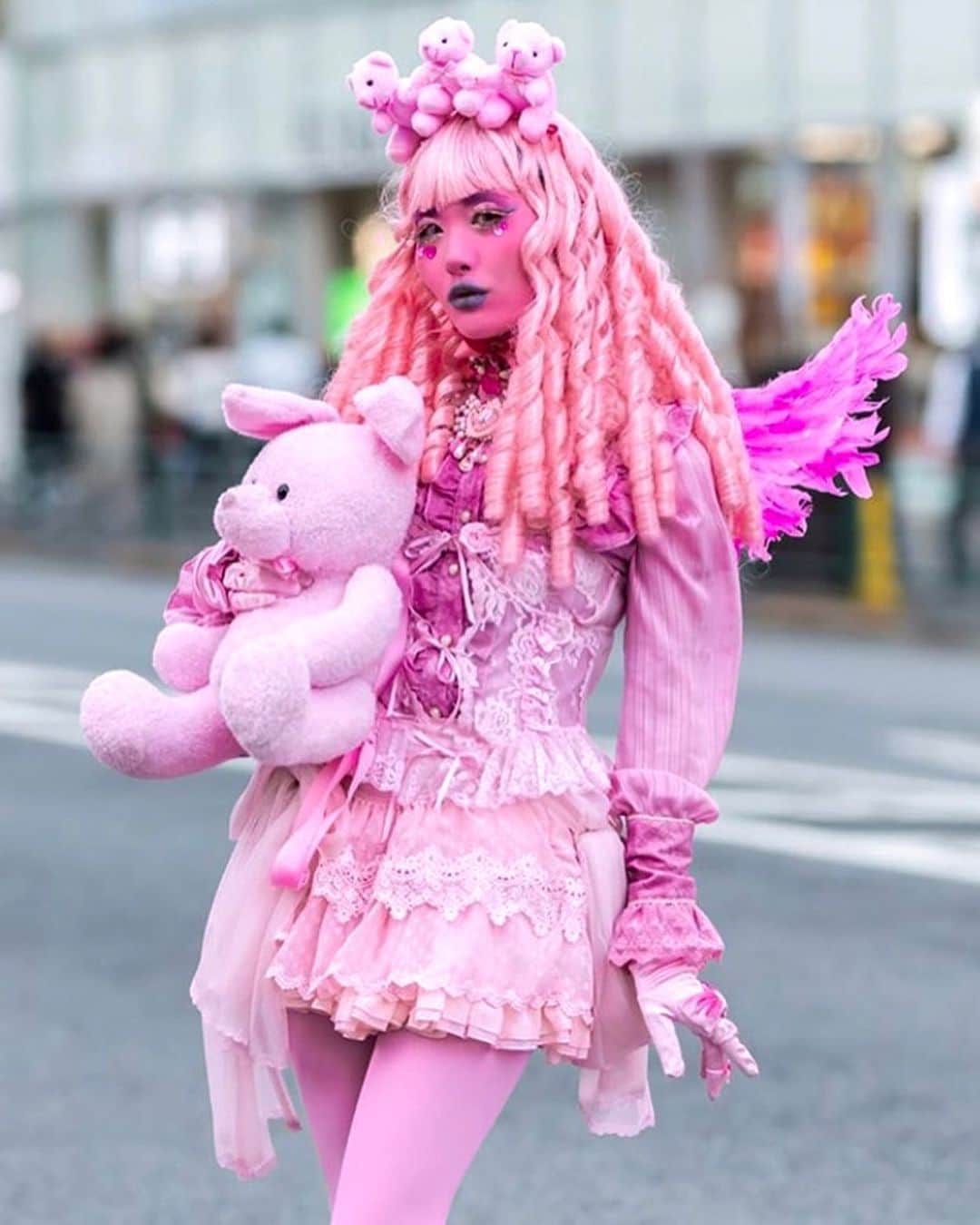 millnaのインスタグラム：「良い大学へ行き良い就職をし良い母になる、それだけが『人生』だと思っていた。 できなかった。  みんなみたいに生きられない、死ぬしかない。 そう思っていた。  人生の夏休みなんだって、青春。 一番辛かった。 大人になったらもっと苦しいわけ？  こんなの… 死…  いや✋ どうせ死ぬなら人生どうでも飯田橋じゃね！？！？！？！？  将来！安定！収入！ どうにでもなれ！！！！  好き勝手生きちゃお〜〜〜  💖💖💖  人生28歳までクソゲーでした。  今は超楽しい！！！！！！！！！！！！！！！！！！ ついでに将来も安定も収入もｹﾞﾄｽﾞｻﾞｰ‼️  死にたかった私が耐えた無数の日々へ、それでも生きててくれて　ほんとに　ありがと💋chu  💖💖💖  君のことはわからないから私の話しかできないけど、「こんなパターンもあるかもしれないから生きろ」のお慰めじゃなくて実際生きた結果の実体験なんで…よろ！！！！！！！  🫶 #自殺予防週間 🫶  友達が書いてたので、私も何か力になれたらなと。  私のﾌｧｿは多分だけど良い子すぎて苦しんでる人結構多い気がするから…。 まあ実際、私にだって新卒就職しなかったこの先70年の人生があるんですけどね‼️ あのまま就活してたら普通に自殺しちゃって未来ﾄｶそもそも無かったんで✋😢  生きててﾖｶｯﾀ〜」