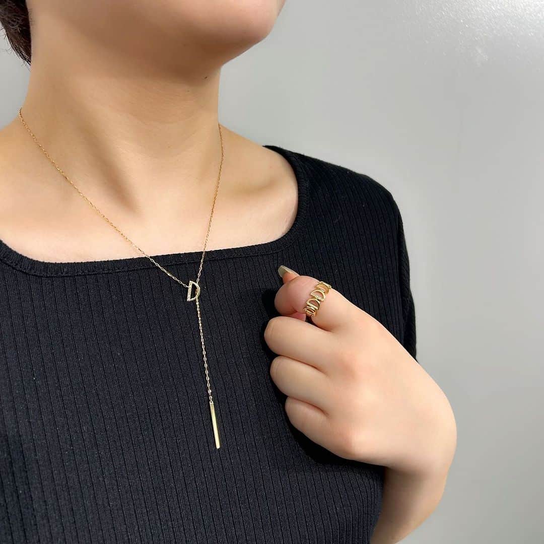 のインスタグラム：「【JEWELRY COORDINATE】 Y字の中央にオリジナルモチーフHALF MOONを添えたラリエットネックレス。 チェインの先端にはゴールドのバーを配してモダンに。 同シリーズのリングとのコーディネイトもおすすめ。  #starjewelry #スタージュエリー #necklace #ネックレス #diamond #ダイヤモンド #ラリエットネックレス #ring #リング #jewelry」