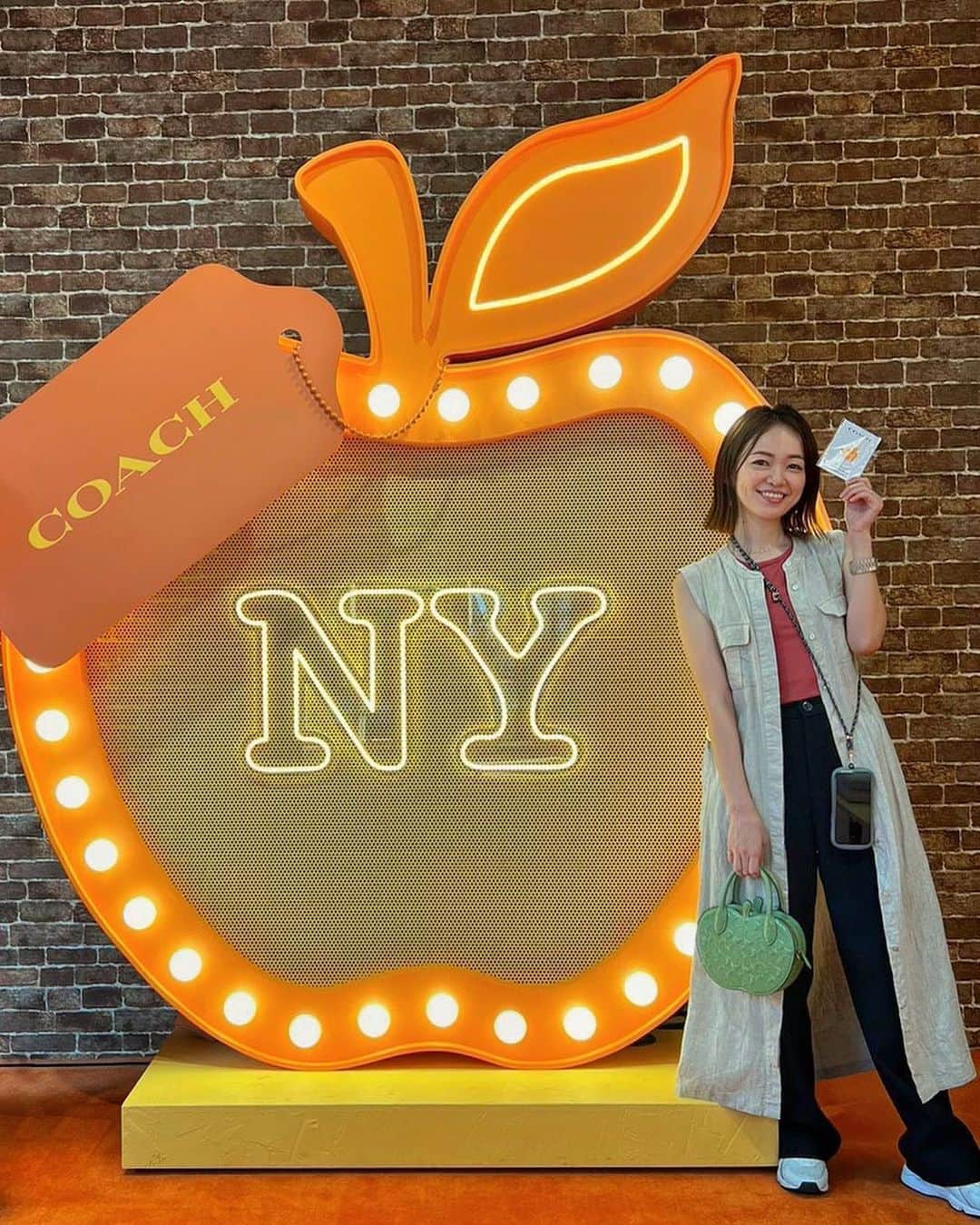 小林美季のインスタグラム：「🍏青りんごバッグかわいすぎました*  #Wearyourshine #coach #LATTEARTMANIA #cafe」