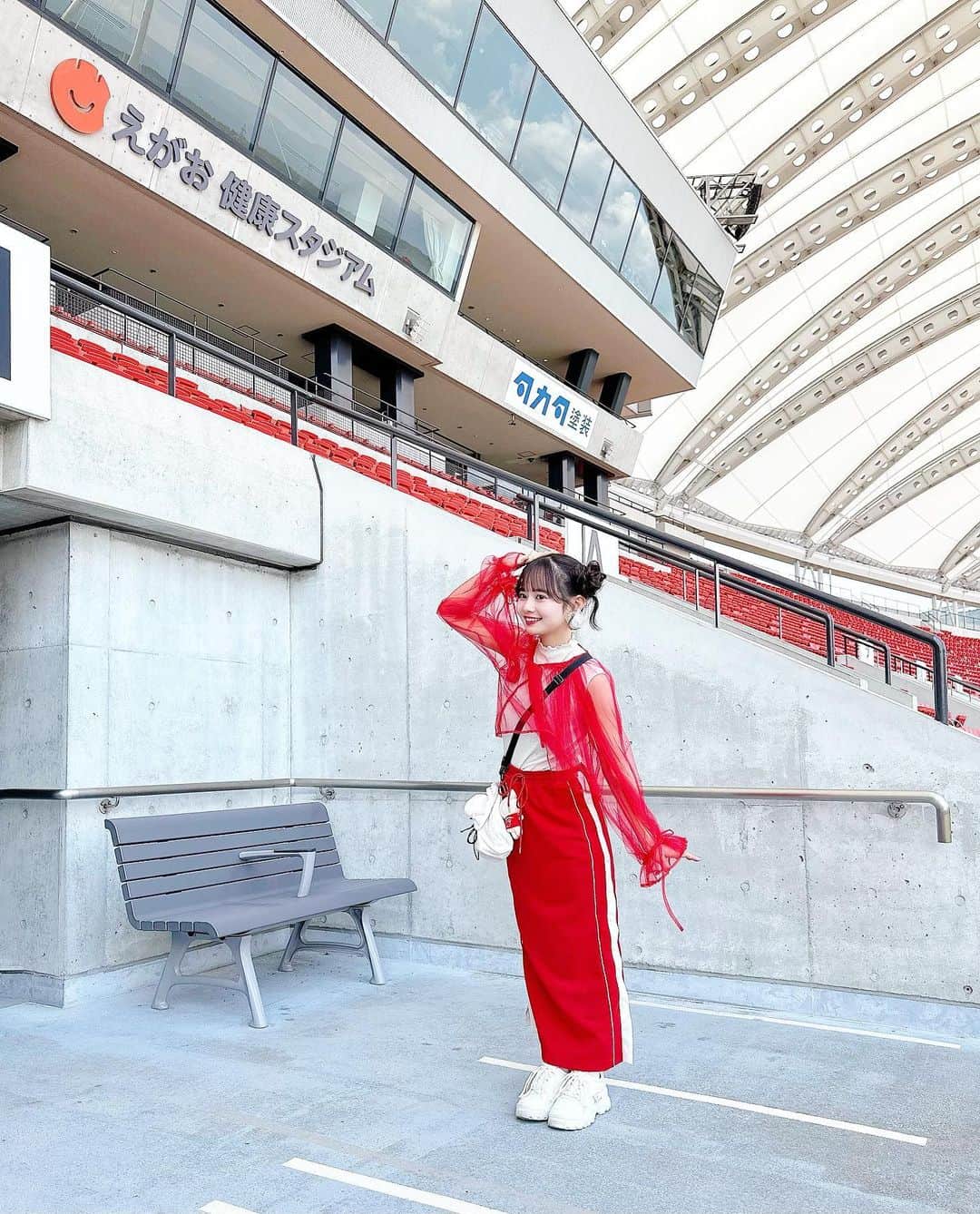 近藤沙瑛子のインスタグラム：「私服まで赤くして行きました⚽️  このチュールトップスの上からユニフォーム着ても可愛かったよ🐴♥️   #ロアッソ熊本  #ロアッソ  #サッカー観戦  #私服  #赤コーデ」