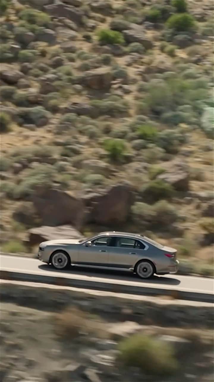 BMWのインスタグラム：「Took the winding road because it felt so GOOD.  The BMW i7. #THEi7 #ThisIsForwardism #BMW #BornElectric #BMWElectric  __ BMW i7 xDrive60: Combined power consumption: 19.6–18.4 kWh/100 km. Combined CO2 emissions: 0 g/km. Electric range: 590–625 kilometers. All data according to WLTP.  Further info: www.bmw.com/disclaimer」