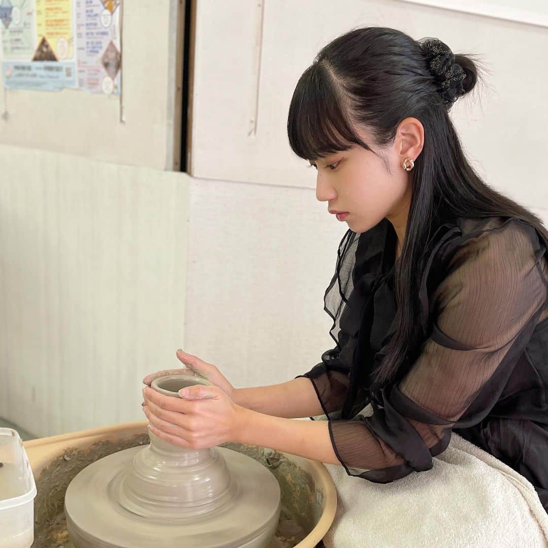 馬渕恭子のインスタグラム：「.  真剣！！！初めての陶芸。🥰 .  #陶芸  #電動ろくろ  #ハマルヤ #伊東   #湯の花通り」