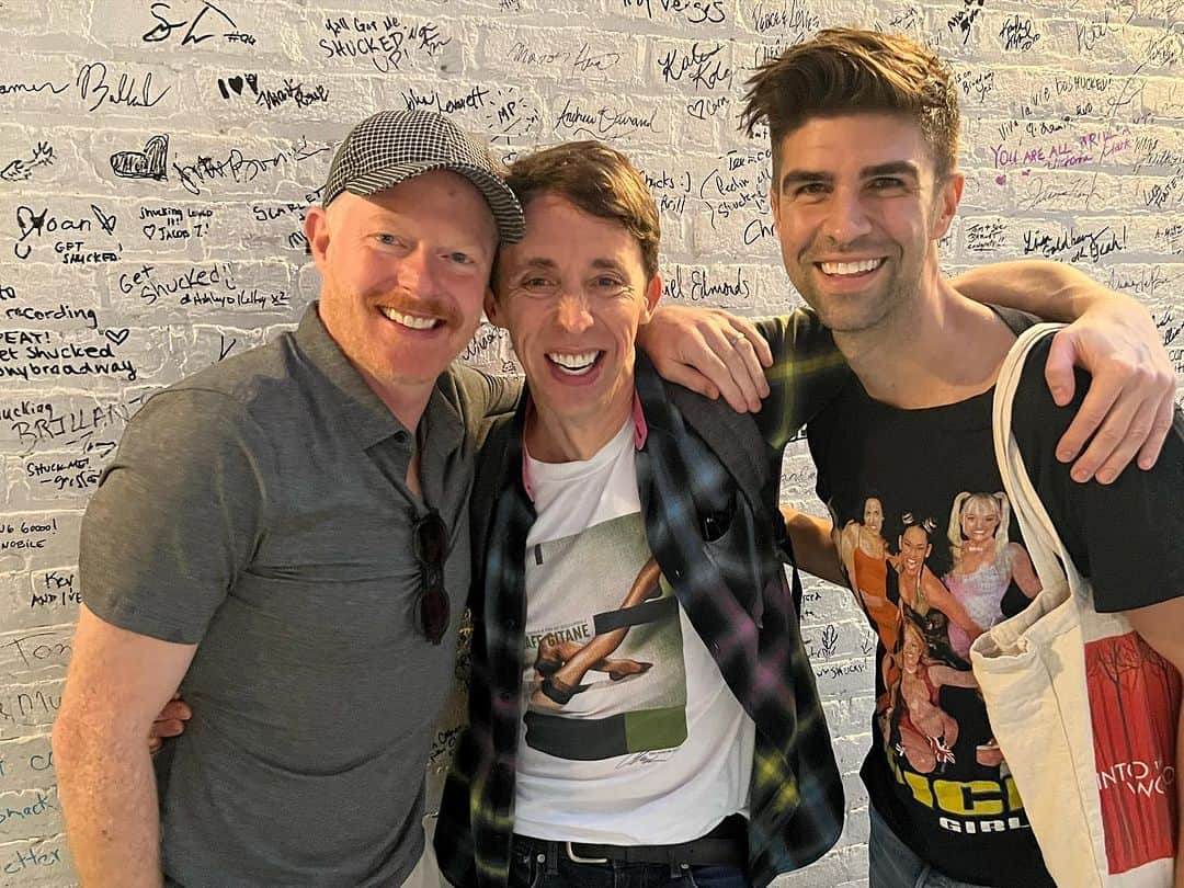 ジェシー・タイラー・ファーガソンのインスタグラム：「48 hours in NYC! Recording more episodes of Dinners On Me. Seeing two of my favorite Broadway shows: @shuckedmusical & @herelieslovebway. Celebrating @justinmikita's 38th birthday! I ❤️ 🗽」