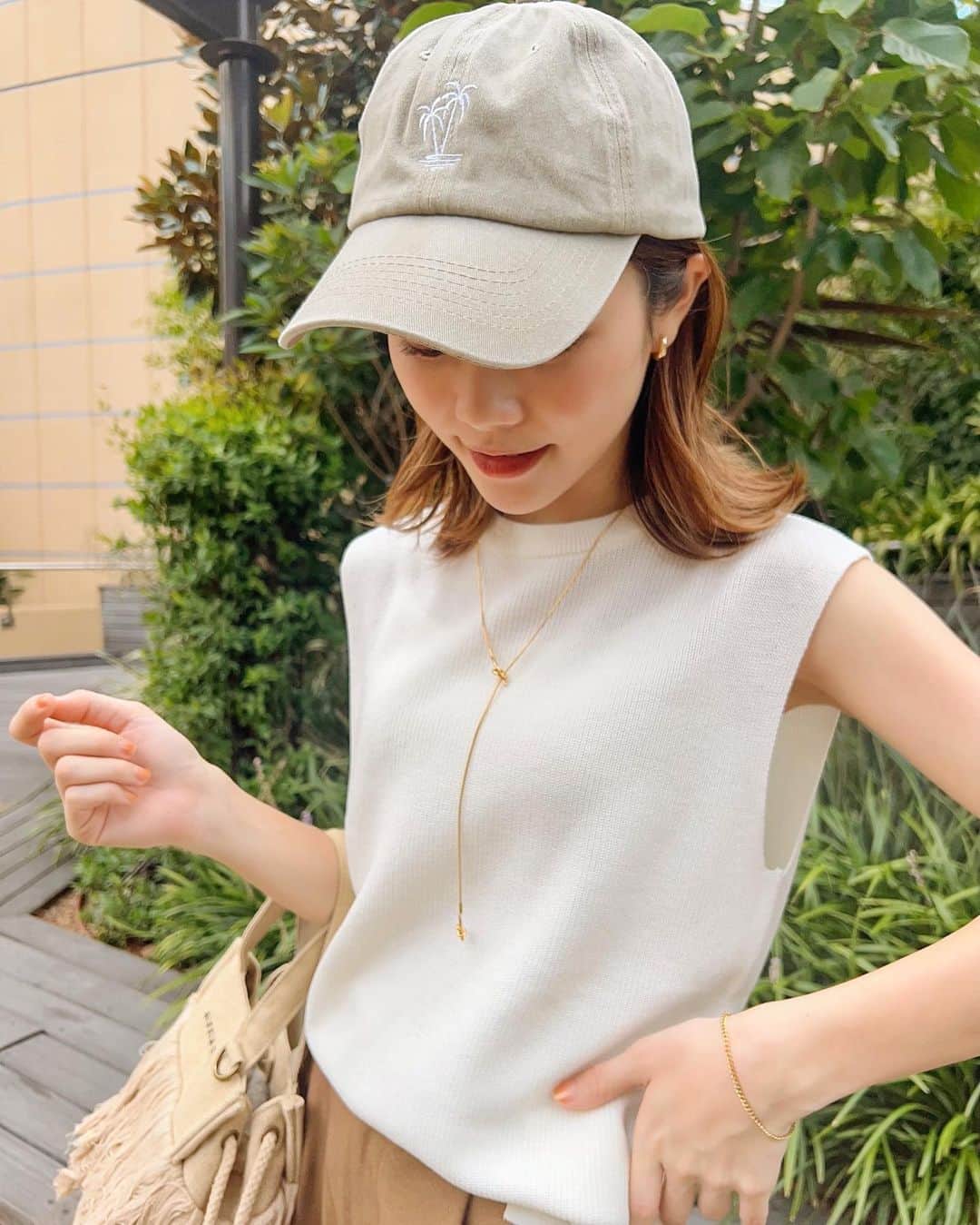 池田真子のインスタグラム：「🌴 ． ． ． Tops：GU Pants：SHEIN Bag：ALEXIASTAM Shoes：AMAIL ▽Accessories：CENE Pierce／ドロップピアス Necklace／ノットチェーンロングネックレス Bracelet／チェーンブレスレット ． ． ． ． #カジュアルスタイル #cene #金アレ対応 #セネ #金属アレルギー対応 #pr」