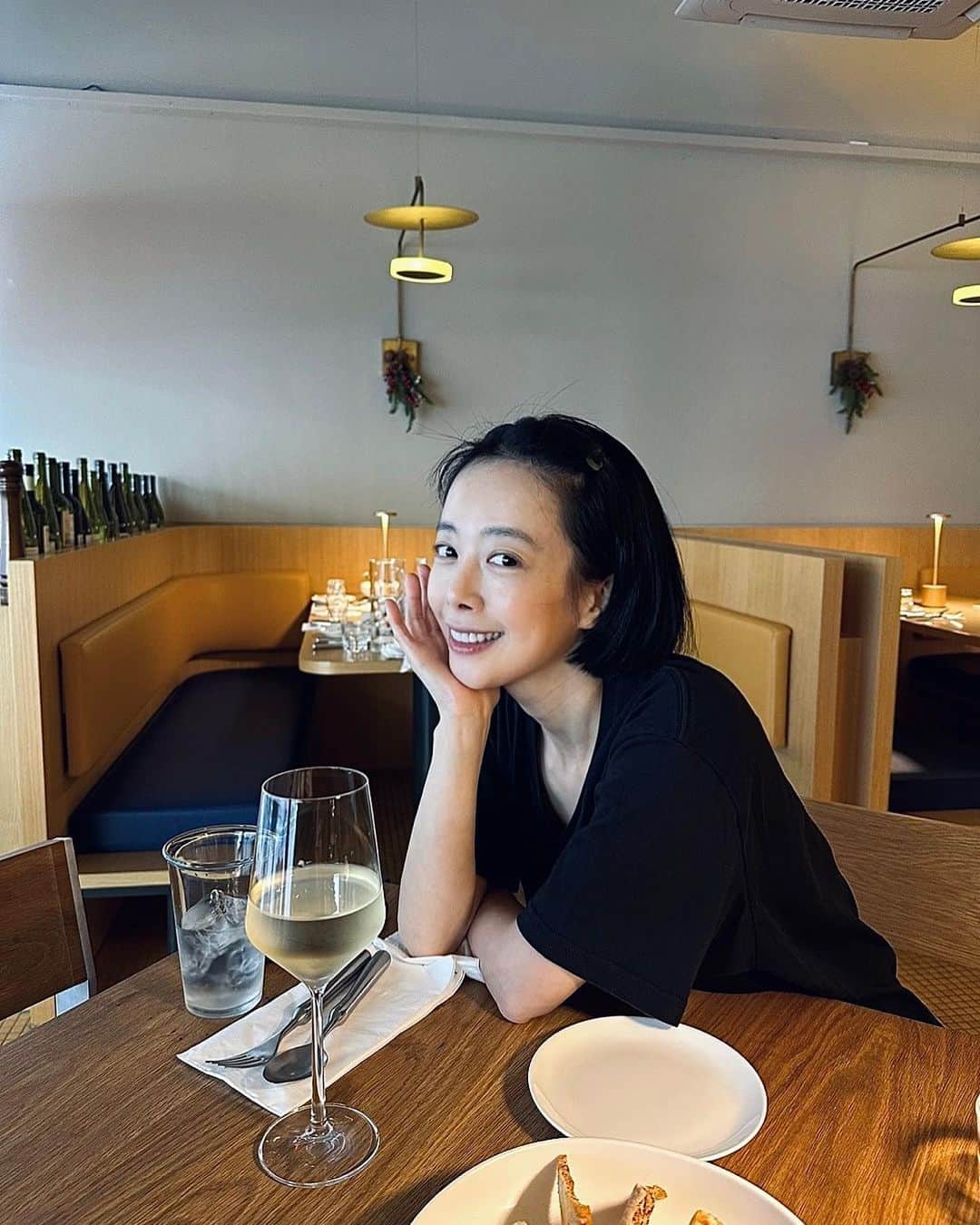 シン・ジスのインスタグラム：「어머니는 짜장면이 싫다고 하셨어가 아닌 어머니는 매일 졸리다 하셨어  틈만 나면 졸아버려 틈만 나면 늦어버려」