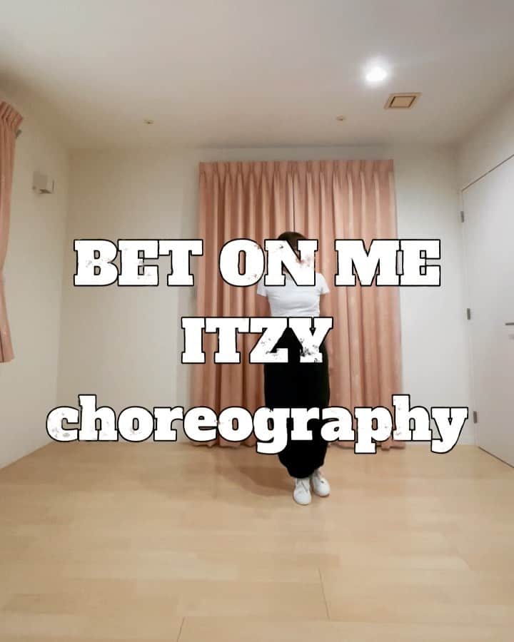 CHISATOのインスタグラム：「この部屋で踊るのは一旦最後になりました🥲  やっとこさ、明日から東京に住むことになったので 好きな曲で踊りました💃❤️ 「落ちる勇気がなくては　絶対に飛べないから」 って歌詞がぶっささったので🥹 こうゆう歌詞にすぐ影響される笑  ここから長いです👇笑　 去年の11月に、教えてたレッスンを 東京に行きたいからってことで辞めて、 12月にアメリカに行き、 帰ったら東京に行こうと思いながらやりたいこともできて ずっと行けず、 現在の9月に至りました。😅 東京行きますって伝えて辞めたのにいつ行くんやって 自分だけが焦ってたけど、やっと行くことを決めれました👏笑  かなり期間が空いたけど、こっちにいたからこそ 友達と遊んだり踊ったり、撮影に参加出来たり、バックダンサーをさせて頂いたり、レッスン受けたり、家族と過ごせたり、 出来たことがいっぱいあるのでこのタイミングが良かったと思えるような思考になりました🥲👏  ちょいと前の私だったらネガティブ人間なので 何しよるんやろって落ち込んでたけど 最近は気楽に楽しむことを大事にしてたらそう思えるように なったのでこの期間も大事だったと思えるようになって 良かったです😊  これからもこの精神でいこうと思います👍  初の一人暮らしでたくさん失敗するんだろうが、 経験と思うとワクワクしてます😄 ダンスでも色んな経験が出来るといいなと思います💃🔥  佐賀、福岡でたくさんの人にお世話になって、 支えられて、本当に恵まれてるなと感じれて幸せです！ いつもありがとうございます🥹 環境は変わりますが、これからもよろしくお願いします！  それでは元気に行ってまいります🫡  p.s. この部屋で動画を撮れなくなるので 薄っすら混ざってみたを撮れるところを探したいと思います🫥 楽しみにしておいてください笑  #betonme #itzy #choreography #punking #dance」