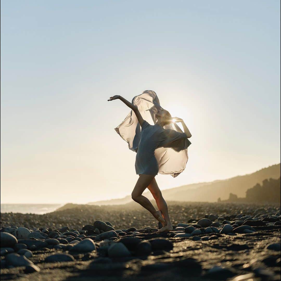 ballerina projectのインスタグラム：「𝐌𝐚𝐱 𝐑𝐢𝐜𝐡𝐭𝐞𝐫 in Kaupo Maui.   @maxrichtermoves #maxrichter #ballerinaproject #kaupo #maui #hawaii #ballerina #ballet #dance   Ballerina Project 𝗹𝗮𝗿𝗴𝗲 𝗳𝗼𝗿𝗺𝗮𝘁 𝗹𝗶𝗺𝗶𝘁𝗲𝗱 𝗲𝗱𝘁𝗶𝗼𝗻 𝗽𝗿𝗶𝗻𝘁𝘀 and 𝗜𝗻𝘀𝘁𝗮𝘅 𝗰𝗼𝗹𝗹𝗲𝗰𝘁𝗶𝗼𝗻𝘀 on sale in our Etsy store. Link is located in our bio.  𝙎𝙪𝙗𝙨𝙘𝙧𝙞𝙗𝙚 to the 𝐁𝐚𝐥𝐥𝐞𝐫𝐢𝐧𝐚 𝐏𝐫𝐨𝐣𝐞𝐜𝐭 on Instagram to have access to exclusive and never seen before content. 🩰」