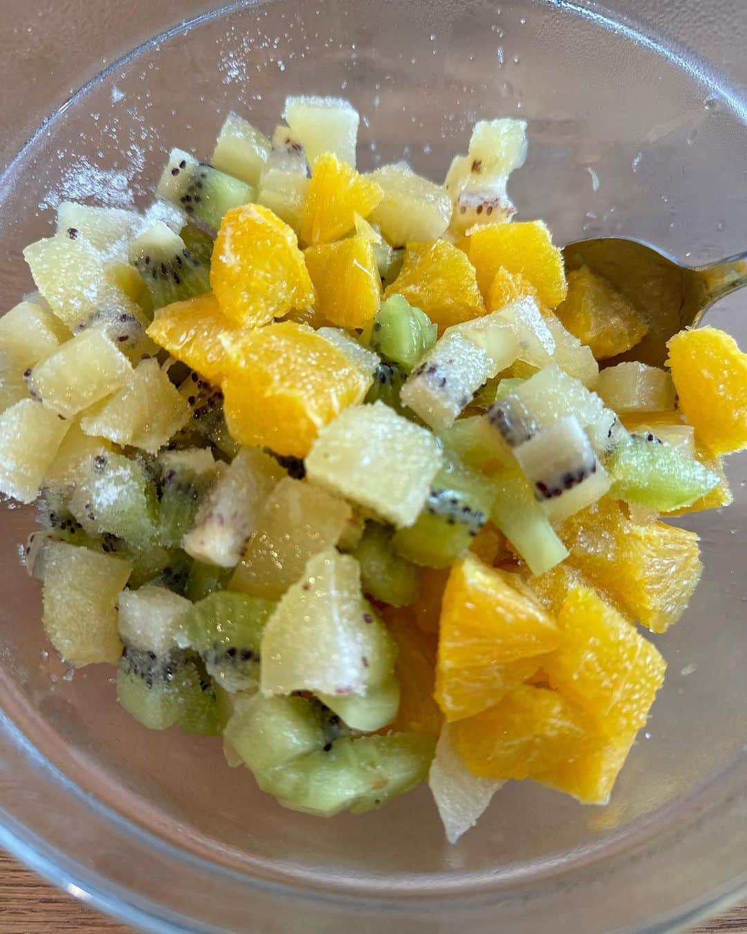 サルボ恭子さんのインスタグラム写真 - (サルボ恭子Instagram)「残っていたフルーツを角切りにして、砂糖をふりかけ 数回混ぜて、 ５分置いた  今日のおやつ  明日12日(火)午前10時から インスタライブを行います。 ご覧いただけましたら、嬉しいです。  #わたしの仕込み風景#きょうのおやつ#サルボ恭子#kyokosalbot」9月11日 22時13分 - kyokosalbot