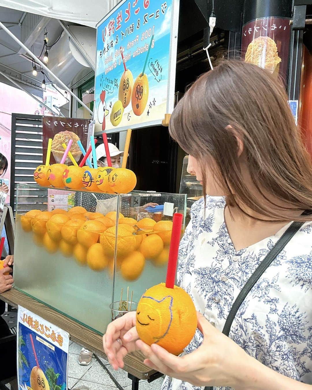 はるちゃんさんのインスタグラム写真 - (はるちゃんInstagram)「名古屋の大須商店街にオレンジ、グレープフルーツに自分でお絵描きできる飲み物があったからやってみた🍊 わたしは何を書いたと思う？？😏✨  @nagomi_dori #PR #大須 #大須食べ歩き #大須グルメ #大須商店街 #名古屋観光 #名古屋グルメ #名古屋旅行 #子連れ名古屋 #nagoya #食べ歩き #オレンジ #🍊 #まるごと生搾りジュース #ポケモン #いいね返し #l4l」9月11日 22時14分 - haru_323