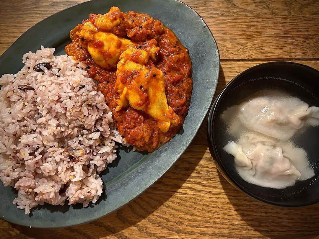 江口拓也のインスタグラム：「スパイスカレー✖️雑穀ご飯🍛  スープはギョーザ食べきれなくて余ったものをワンタン風に🥟」