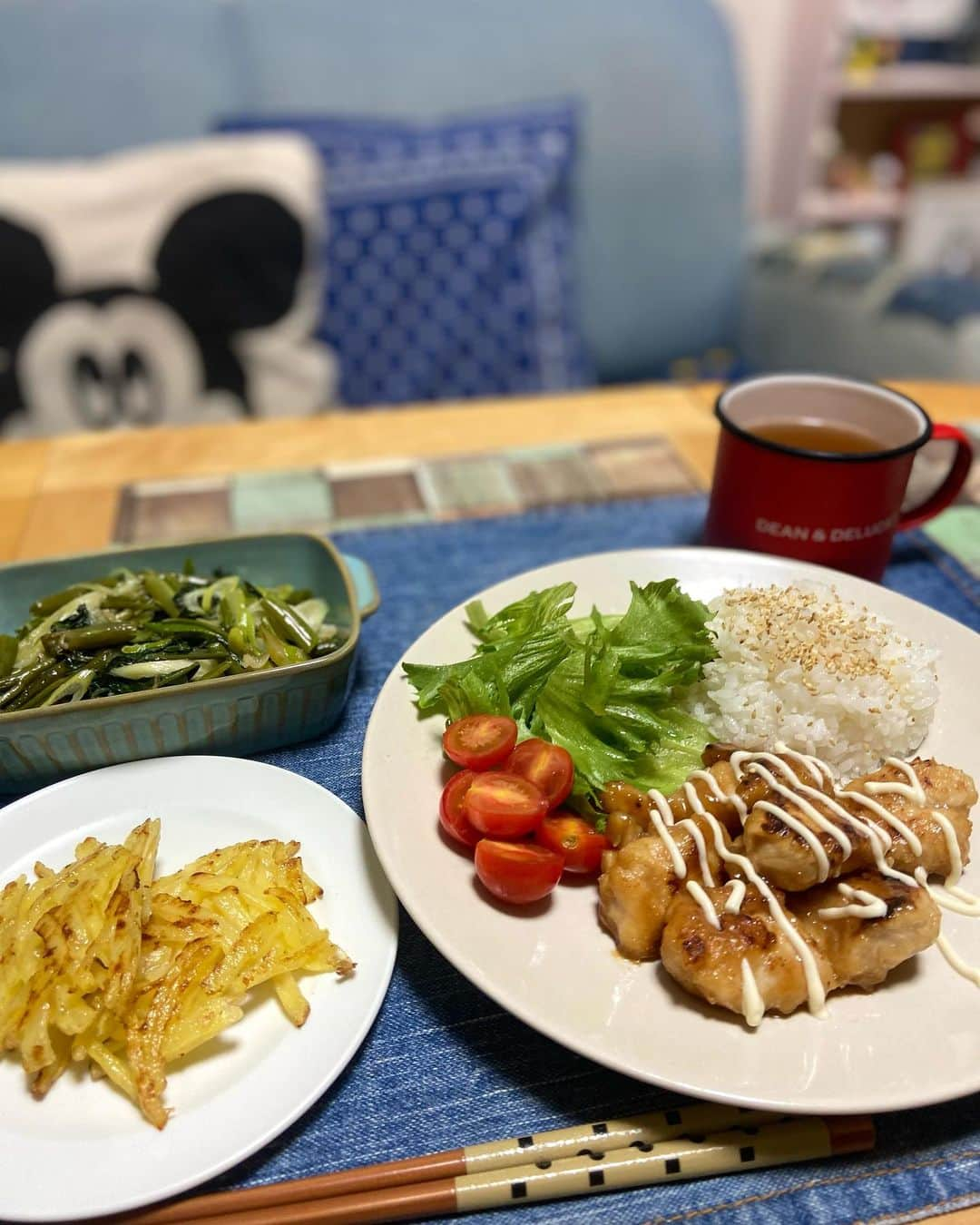 lalapinkのインスタグラム：「夜ごはん🍚  ⭐︎鶏肉の味噌マヨ照り焼き ⭐︎じゃがいものカリカリ焼き ⭐︎空甘菜と長ねぎのにんにく炒め  @oisix   #よるごはん #夜ごはん #夜ご飯 #夕飯 #夕食 #マヨ照り焼き #空甘菜 #おうちごはん #おうちご飯 #オイシックス #ちゃんとoisix #oisix」