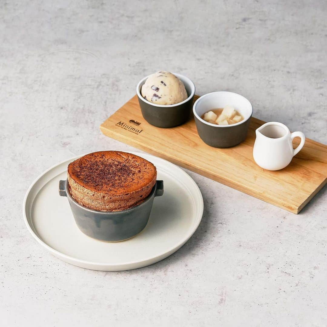 Minimal-BeantoBarChocolate-さんのインスタグラム写真 - (Minimal-BeantoBarChocolate-Instagram)「9月16日オープンの「Patisserie Minimal 祖師ヶ谷大蔵」では、パティシエが目の前で仕上げるデセールやパフェを、金土日限定でお楽しみいただけます。  オープンからしばらくは、「果実とチョコレートのパフェ -巨峰-」と「チョコレートスフレ -梨とSAVORY-」をご提供予定です！  ご予約の受付を開始しましたので、ご希望の方は、ストーリーズハイライト「祖師ヶ谷大蔵」よりご予約・詳細をご確認ください。  ◆  店舗詳細 住所：〒157-0073 世田谷区砧8丁目8-24 アクセス：小田急線 祖師ヶ谷大蔵駅南口 徒歩3分 営業時間：10:00～18:00（初日のみ9:30オープンを予定） 定休日：火曜・水曜（2023年11月以降は変更の可能性あり）  ◆ 　 現在応援購入サービスの「Makuake（マクアケ）」 @makuake_official にて、新店をお得に楽しめる会員権を販売しています！  ・「チョコレートクッキー缶」をご配送でお届け（10月を予定） ・祖師ヶ谷大蔵店でのお買い物が1年間10％オフ（有効期限：2023年9月16日～2024年9月15日） ・デセール1皿分（有効期限：2023年9月16日～2023年12月31日まで）  詳細は、ストーリーズハイライト「Makuake」よりご覧ください！  ◆  #MinimalChocolate #MinimalBeanToBarChocolate #BeanToBar #BeanToBarChocolate #craftchocolate #ミニマルチョコレート #ミニマルビーントゥバーチョコレート #ビーントゥバー #クラフトチョコレート #カカオ #祖師ヶ谷大蔵 #Minimal祖師ヶ谷大蔵 #新店 #tokyocafe #tokyopatisserie #東京パティスリー #東京パティスリー巡り #tokyocafe」9月11日 22時20分 - minimal_beantobarchocolate