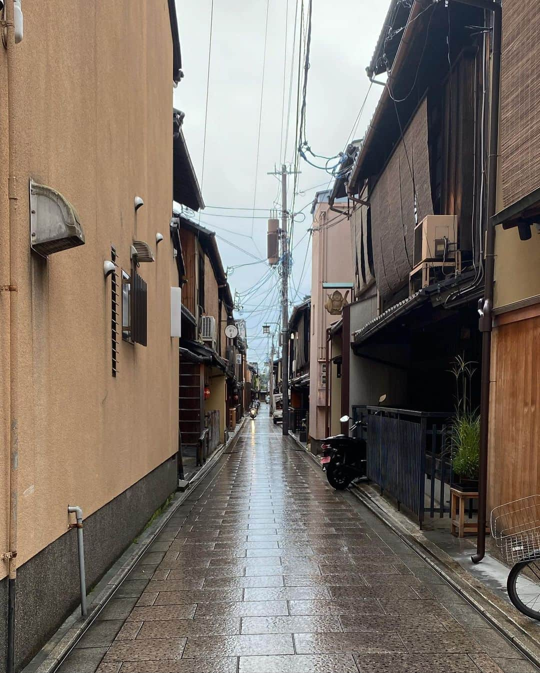 鈴原ゆりあさんのインスタグラム写真 - (鈴原ゆりあInstagram)「朝の神社は気持ちが落ち着きます。  京都は至る所に心の言葉が記してあったり、しゃんとしますね。  家族に送った動画も載せてみる🙂」9月11日 22時25分 - suzuhara_yuria