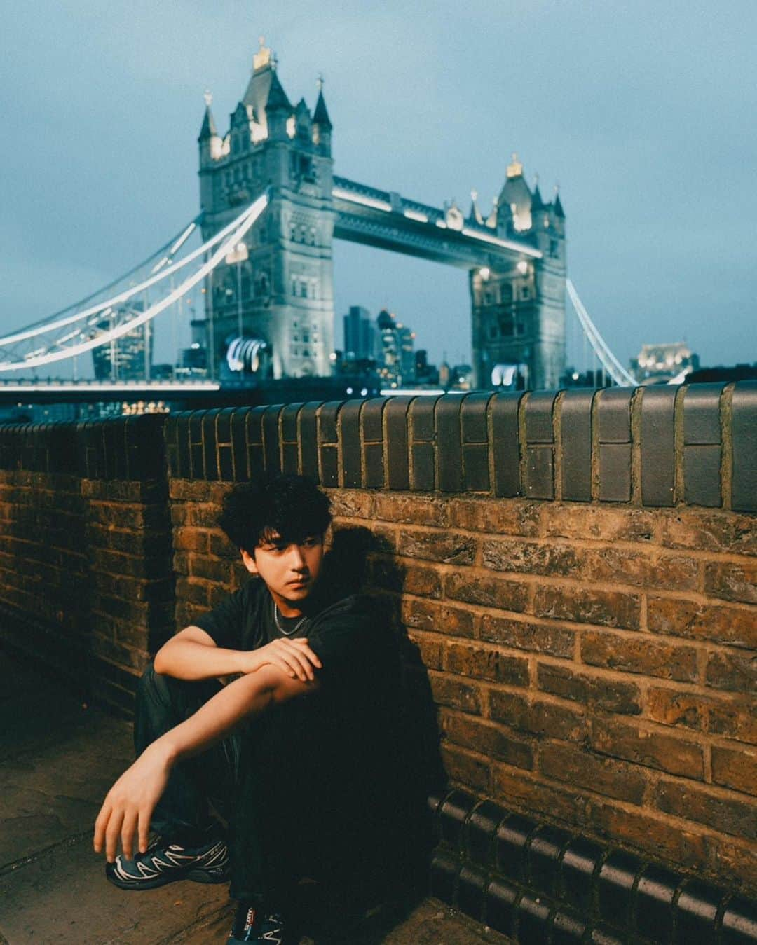 バロ さんのインスタグラム写真 - (バロ Instagram)「London🇬🇧💙 X @jinifoto   GoodBye London!! 👋 즐거웠다 런던!! 다시올게!  #london #towerbridge」9月11日 22時25分 - baroganatanatda