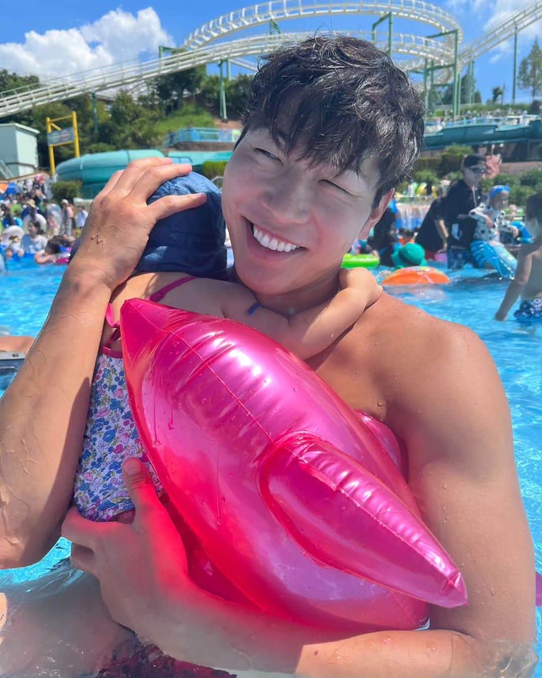 清水邦広さんのインスタグラム写真 - (清水邦広Instagram)「この間の休みに ひらかたパークのプール ザ・ブーンへ行ってきました！！  流れるプールは ずっと流れてられるし バケツの水や滑り台は 子供たち大喜びだし 子供から大人まで遊べる プール ザ・ブーンは最高でした。  来年も ひらパーのプールへ行かないと！  #ひらかたパーク #ザ・ブーン #コリちゃん」9月11日 22時26分 - gorikuni0811