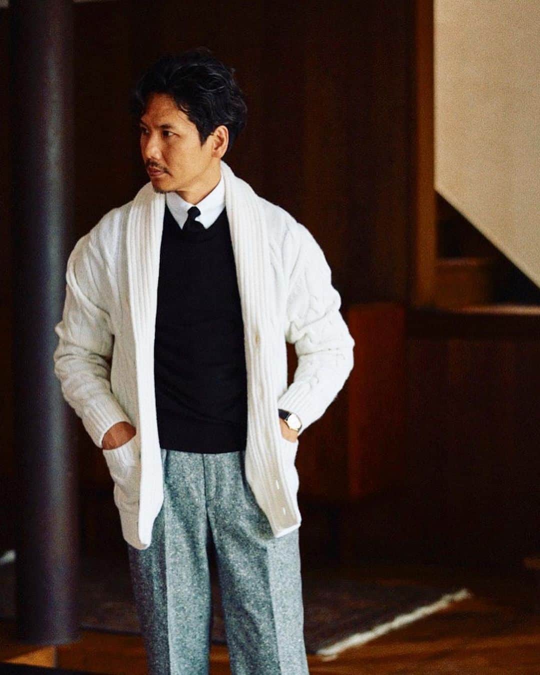 Shuhei Nishiguchiさんのインスタグラム写真 - (Shuhei NishiguchiInstagram)「"2023AW My recommended styling⑩" @mr_beams_webmagazine  この秋冬に伊BAFYに完全別注したフルケーブルのショールカーディガンです。 軽くてしなやかなジーロンラムをフルケーブルで贅沢に使用しています。休日にジャケット代わりにも着用頂きたい一品です。  ニットアンサンブルにタイドアップしたラウンジスタイルです。 ハイゲージのニット、オックスのタブカラーシャツ、黒シルクのニットタイ、グレーホームスパンのトラウザーズで柔らかなモノトーンを表現しています。  Ph. @satoshikuronuma   Cardigan： @bafy.it  Shirt： @mariomuscariello_brand  knit： @morgano_official  Tie： @ascot_ties  Trousers： @bernardzins  Shoes @jmwestonofficial   #beamsf #classicmenswear #vintagefashion #modernclassic #menwithclass #influence #follow #ootdmen」9月11日 22時26分 - shuhei_nishiguchi