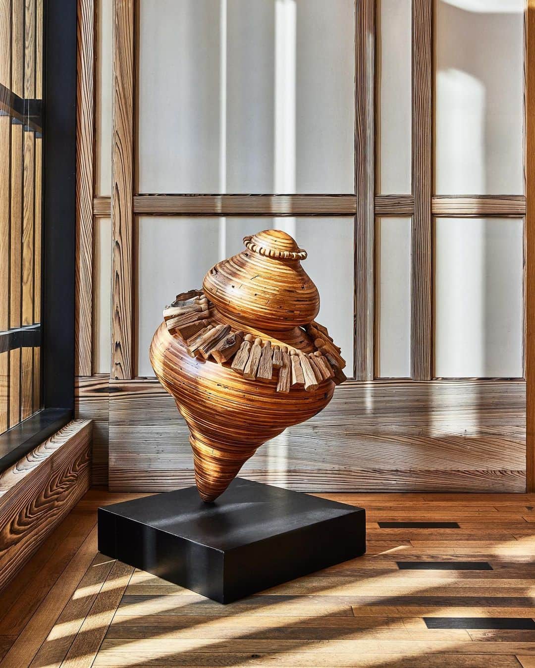 のインスタグラム：「PIÈCE DE RÉSISTANCE In the Austin Proper's reception area, Marjorie White Williams' wood sculpture, titled DERVISH III: THE MOTHER, exudes a strong presence. Its intricate details and fluid lines give it a distinctive character, yet it seamlessly integrates with the room's overall design complementing the space rather than overpowering it. XK」