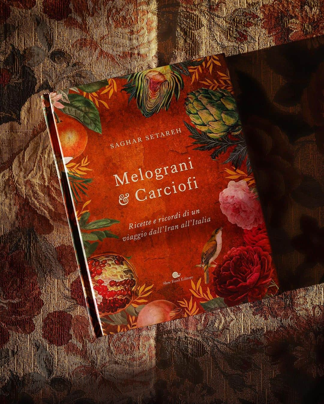 Saghar Setarehさんのインスタグラム写真 - (Saghar SetarehInstagram)「🇮🇹 Una delle domande più ricorrenti che mi avete sempre fatto da quando ho annunciato per la prima volta che stavo scrivendo un libro è stata “esce anche in italiano?” Al quale io rispondevo sempre“vediamo”, non avendo tante speranze.  La verità è che i libri come Pomegranates & Artichokes molto, MOLTO raramente vengono tradotti in Italia, ed è (anche) per questo che sono particolarmente contenta e fiera per annunciare che Melograni e Carciofi, Ricette e ricordi di un viaggio dall'Iran all'Italia sarà pubblicata da @slowfoodeditore il 20 settembre.  Questo sogno è stato avverato grazie a un lavoro enorme da parte dei team editoriali di @murdochbooks_uk e @slowfoodeditore, ma anche grazie a voi, il vostro sostegno e il vostro desiderio per l'edizione Italiana del mio libro. Ora vi chiedo di sostenerci un’altra volta e fate il pre-ordine (via il link nel bio), che è una cosa a cui tengono particolarmente i venditori, perciò è importante per il successo dei libri.   “Melograni & carciofi è la storia di una giovane donna iraniana che decide di partire per studiare in un paese straniero, di un incontro che passa anche attraverso il cibo, della poesia di scoprirsi simili nelle diversità. Le ricette iraniane, mediorientali e italiane ci parlano di tutto questo e sono scritte magnificamente, non tralasciando alcun particolare.” Dall’editore.   “… è anche un libro sull’identità. È un’affermazione piuttosto audace, da immigrata, dichiara- re la dualità della propria esistenza senza chiedere scusa a chicchessia. Non sono nostalgica dell’“esotica Persia” e non vado in cerca della “dolce vita” italiana: semplicemente vivo e respiro entrambe, e tutte le sfumature intermedie, pienamente consapevole di appartenere a più di una cultura, con buona pace di chiunque tenti di negarlo.” Dall’introduzione.   #MelogranieCarciofi #PomegranatesAndArtichokes #LabNoonCookbook #SlowFoodEditore」9月11日 22時30分 - labnoon