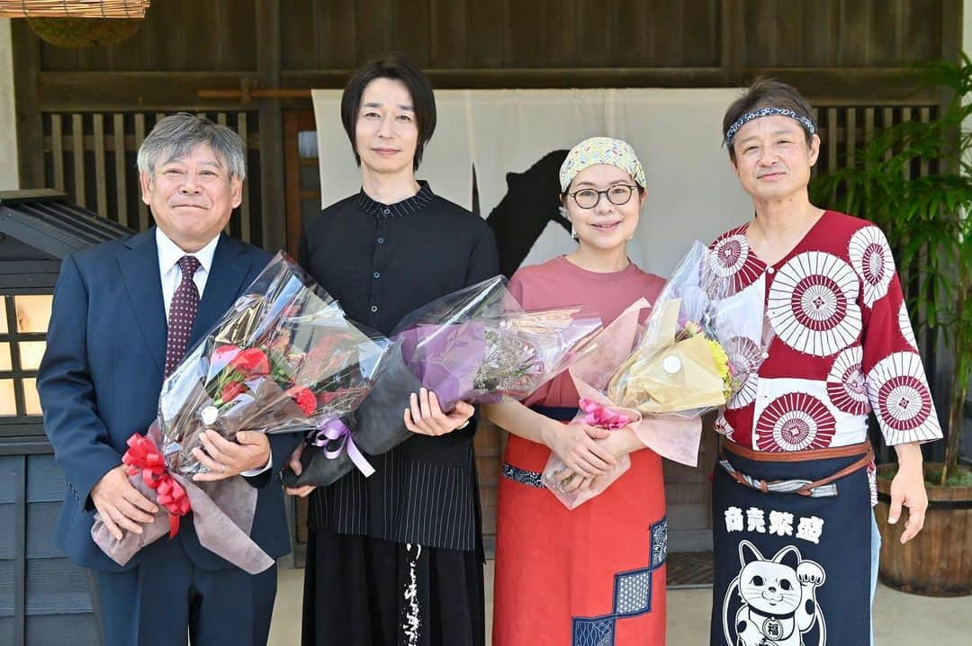 ハヤブサ消防団のインスタグラム：「＼💐クランクアップ💐／  永野署長役 #おかやまはじめ さん👮‍♂️ 杉森登役 #浜田信也 さん🟣 賀来好恵役 #氏家恵 さん🍶  仲良く揃って📸  それぞれどんな結末を迎えるのか…  お疲れ様でした‼︎👏  #ハヤブサ消防団🚒 #最終回まであと3日‼️」