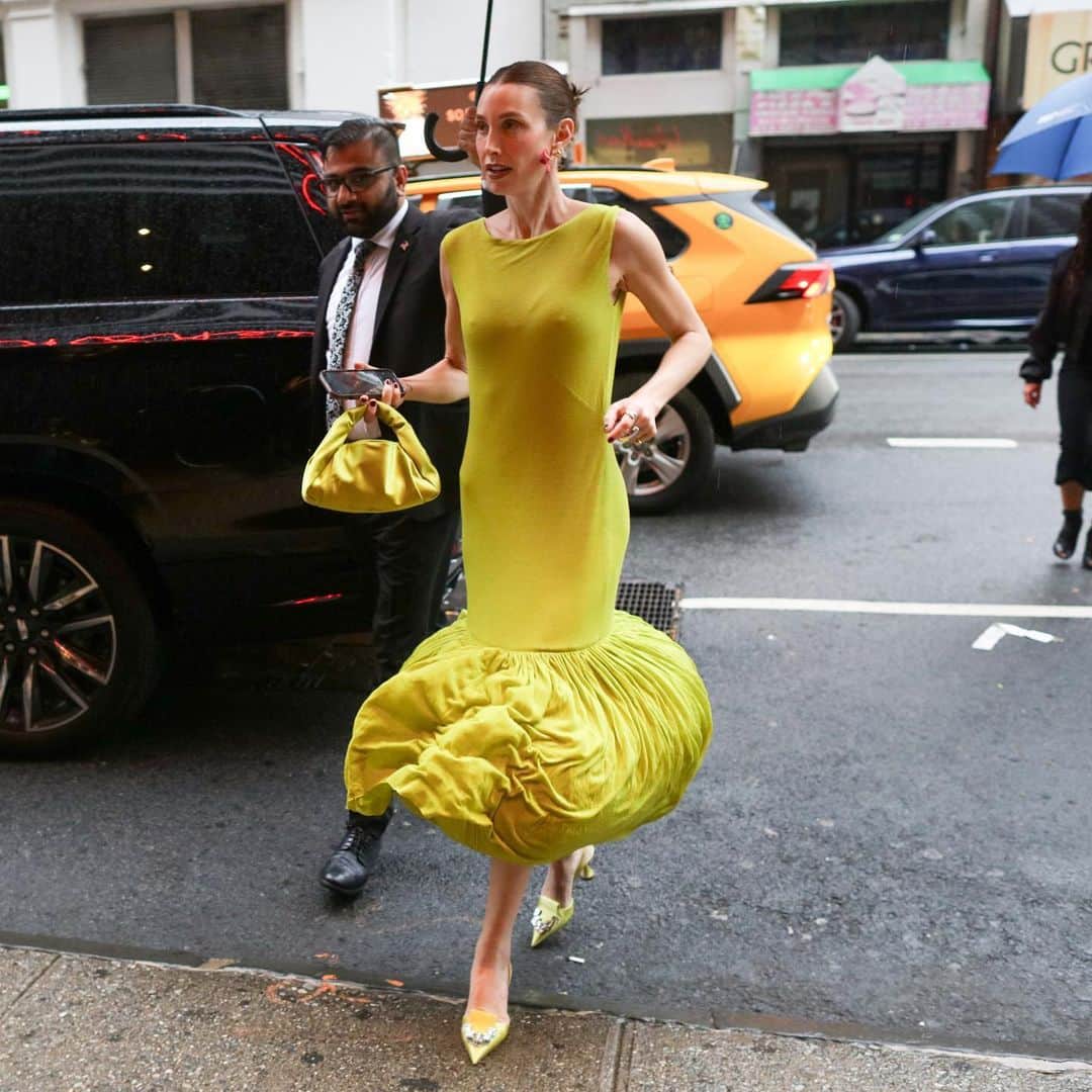 Vogue Españaのインスタグラム：「El street style de #NYFW se ha puesto de acuerdo esta temporada: los looks son de todo menos aburridos 🔥」