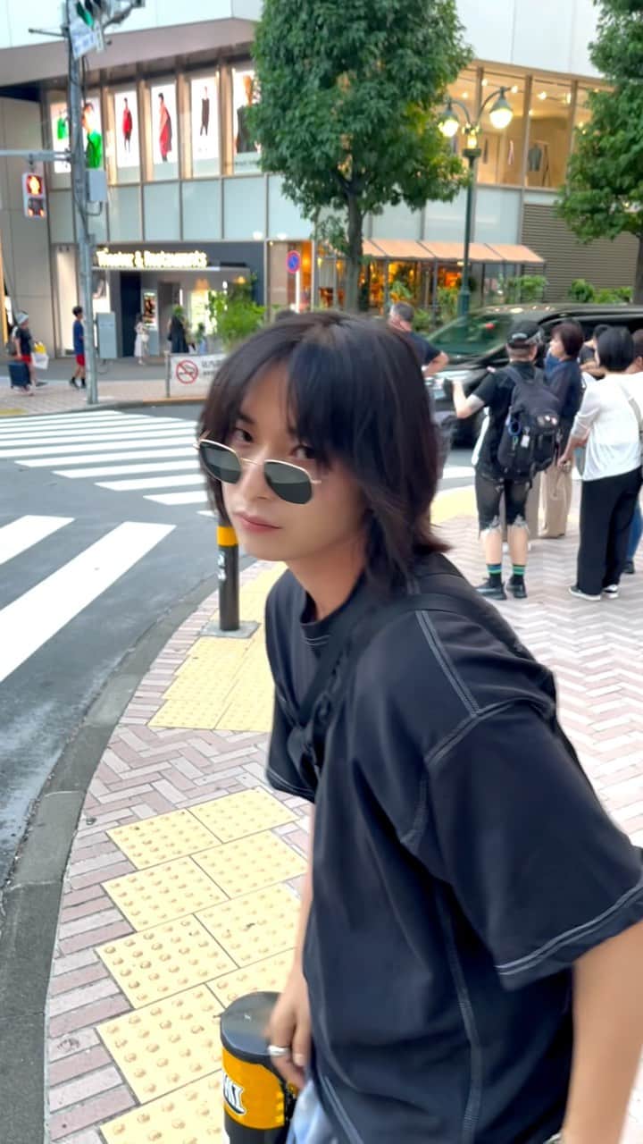 上野一稀のインスタグラム：「・ shibuya. ・ ・ ・ ・ ・ ・ ・ ・ ・ ・ ・ #メンズファッションコーデ #メンズファッションコーディネート #ユニセックスファッション #ユニセックスコーデ #秋服コーデ #秋服コーディネート #シンプルコーディネート #メンズファッションコーデ #メンズファッションコーディネート」