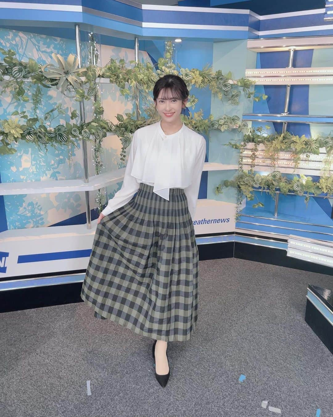 山岸愛梨さんのインスタグラム写真 - (山岸愛梨Instagram)「9/9(土) 番組衣装  ✳︎tops @index.official_  ✳︎skirt @lecoeurblanc_official ✳︎accessories @naotjewelry  ブラウスのラッフルフリルが可愛い👗ˊ˗ チェックを着ると一気に秋を感じますね！ イヤリングもキラキラ華やかで素敵でした。  読書の秋を楽しむのにぴったりな コーディネートじゃないですか？ 手に持っているのはマックのハッピーセットの おまけのミニ図鑑「宇宙/月特集 クイズつき」🐇  みなさんの好きなマックのメニューは何？ 私はホットケーキとグリドルとてりやき🍔  #ウェザーニュース　#ウェザーニュースlive #気象予報士　#気象キャスター　#お天気キャスター　#cordinate #fashion #秋コーデ　#秋服コーデ」9月11日 22時38分 - airi_yamagishi